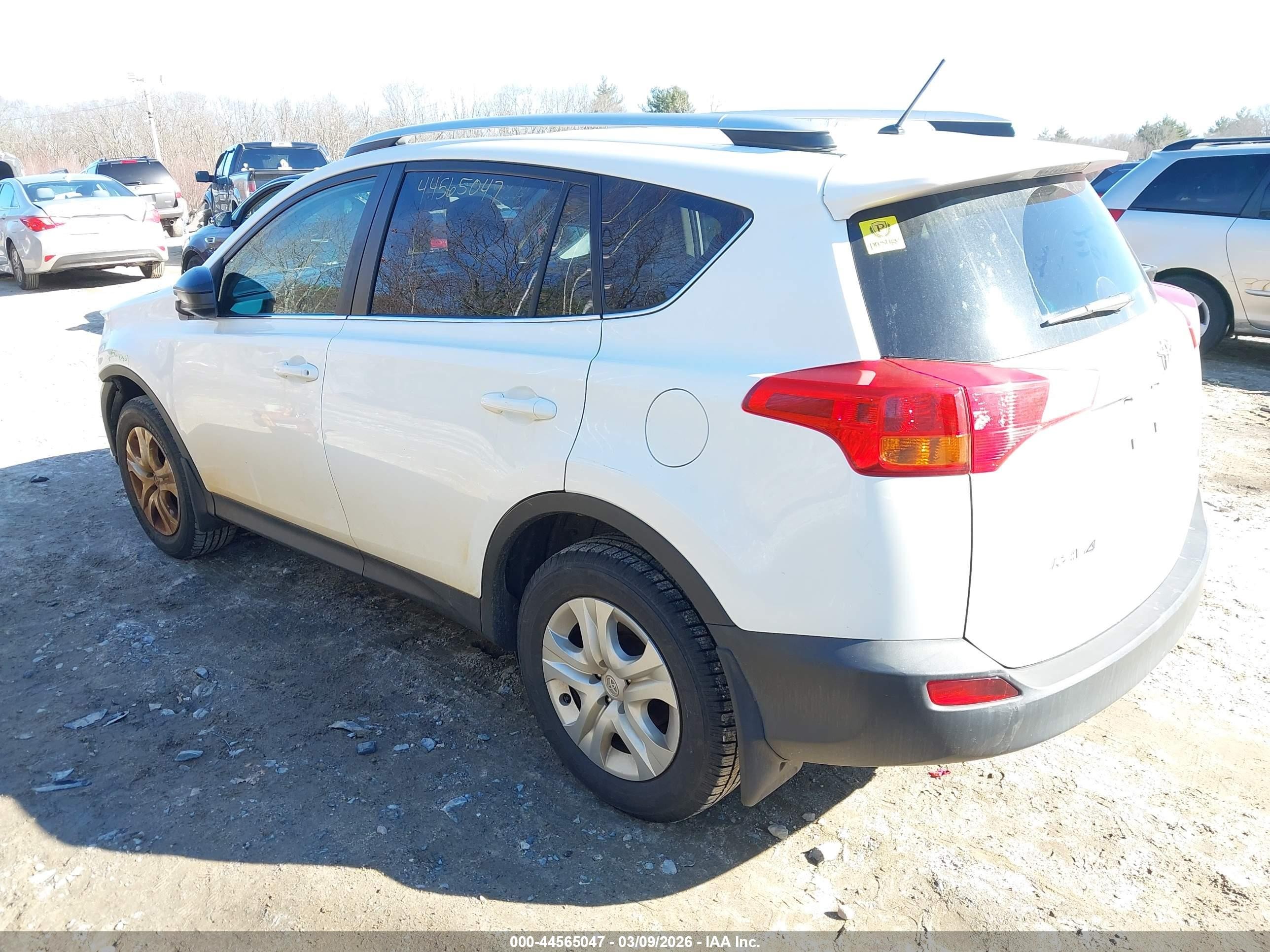 2014 Toyota Rav4 Le White vin: JTMBFREV4EJ009270