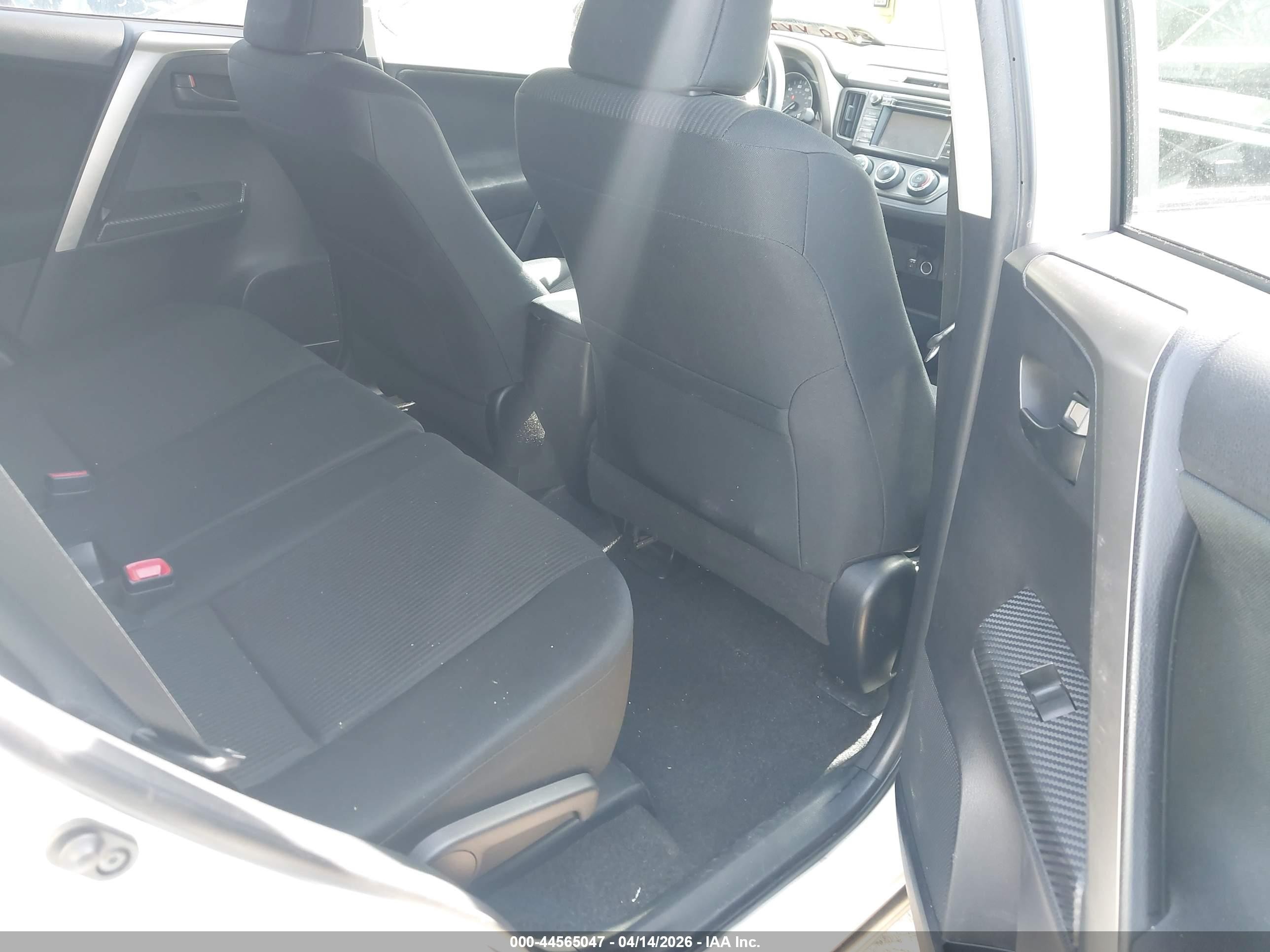 2014 Toyota Rav4 Le White vin: JTMBFREV4EJ009270