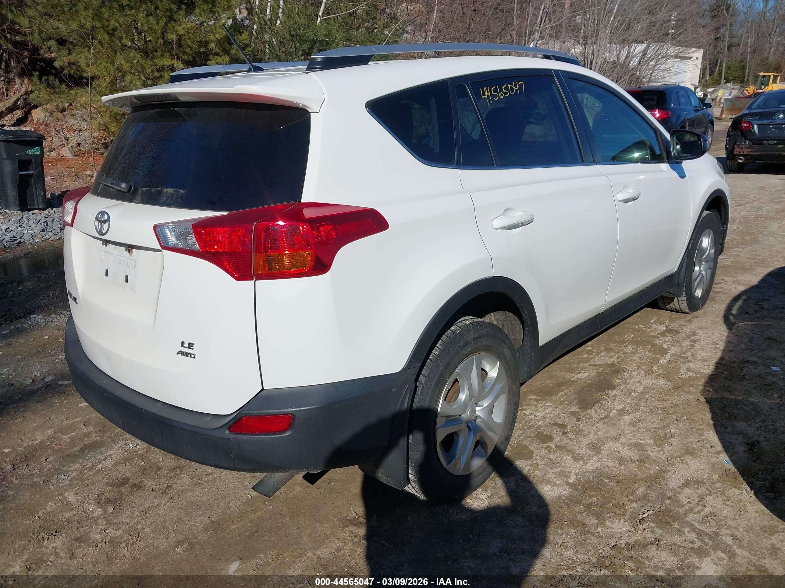 2014 Toyota Rav4 Le White vin: JTMBFREV4EJ009270