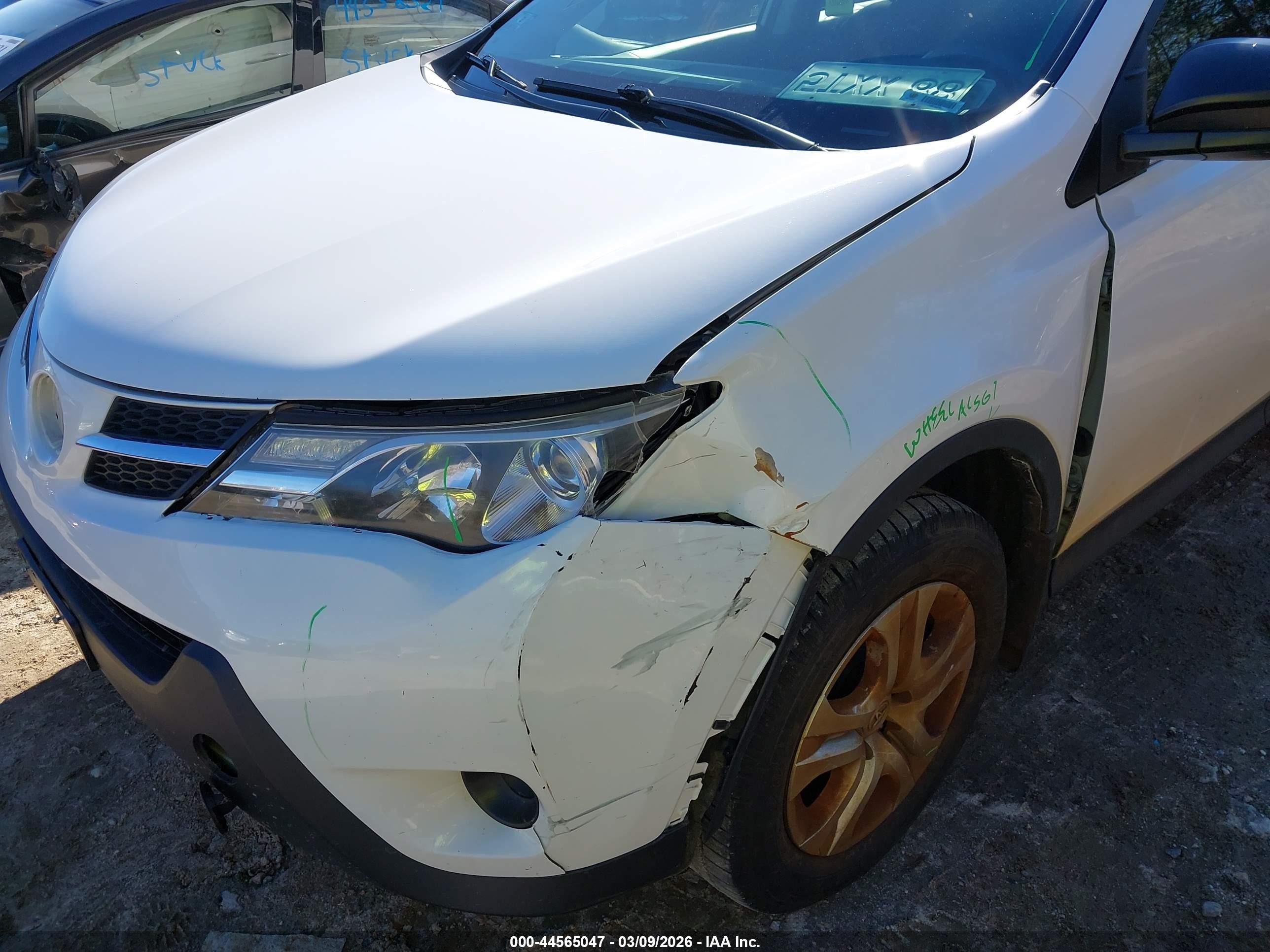 2014 Toyota Rav4 Le White vin: JTMBFREV4EJ009270