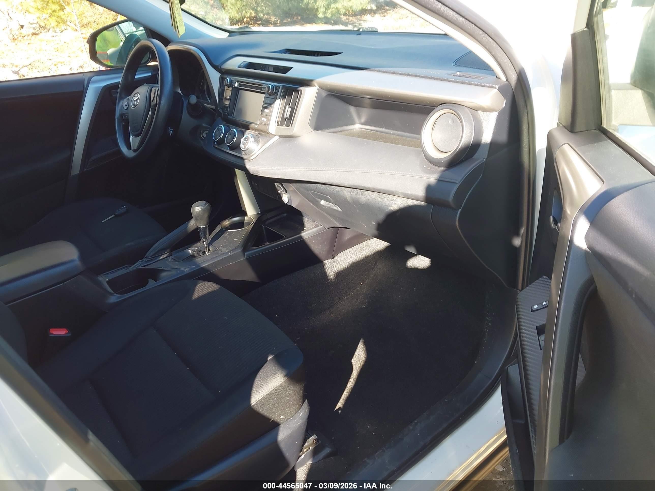 2014 Toyota Rav4 Le White vin: JTMBFREV4EJ009270