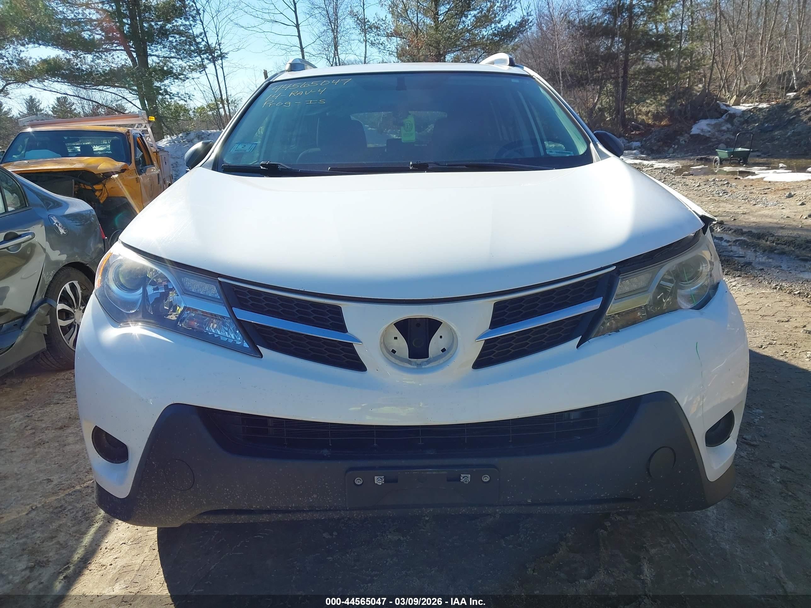 2014 Toyota Rav4 Le White vin: JTMBFREV4EJ009270