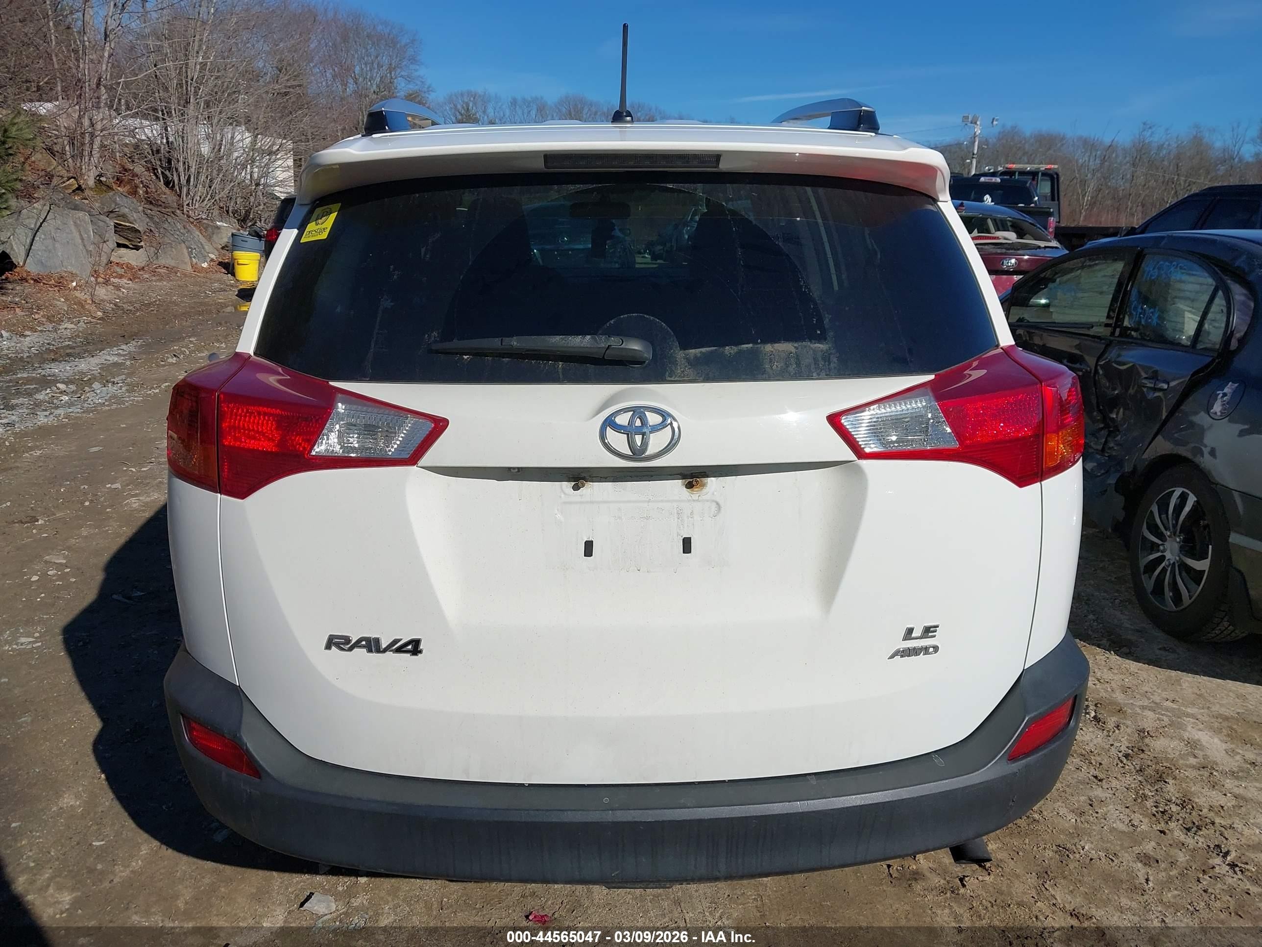 2014 Toyota Rav4 Le White vin: JTMBFREV4EJ009270