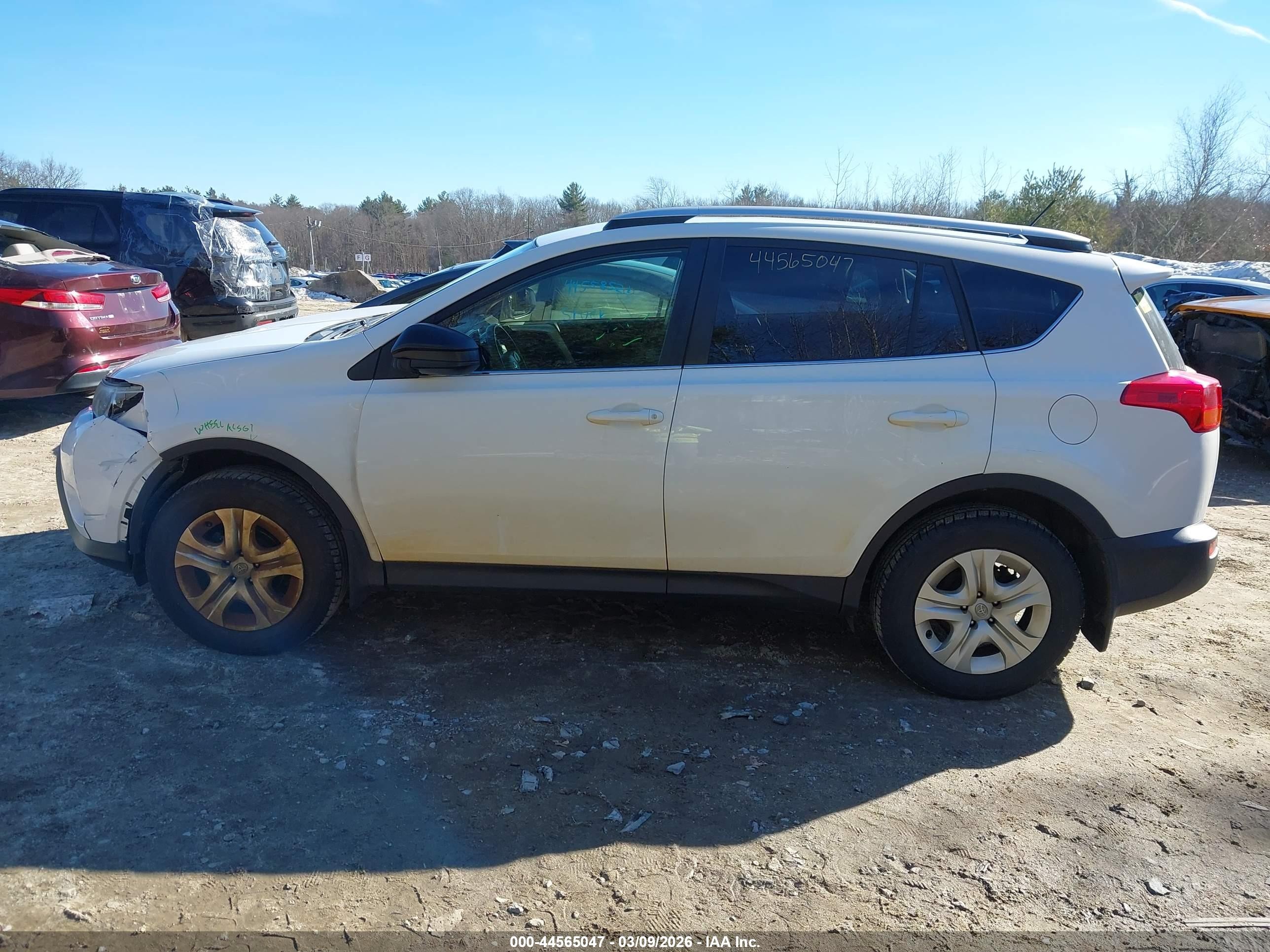2014 Toyota Rav4 Le White vin: JTMBFREV4EJ009270