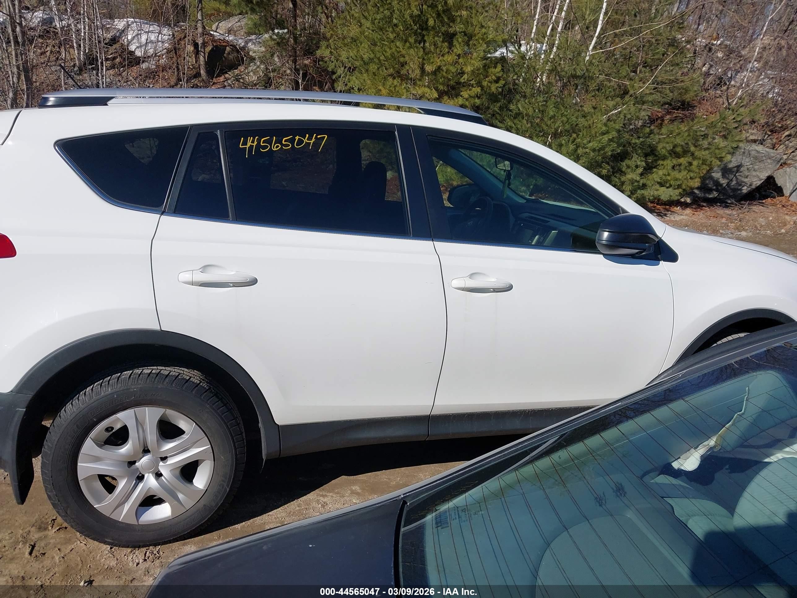 2014 Toyota Rav4 Le White vin: JTMBFREV4EJ009270