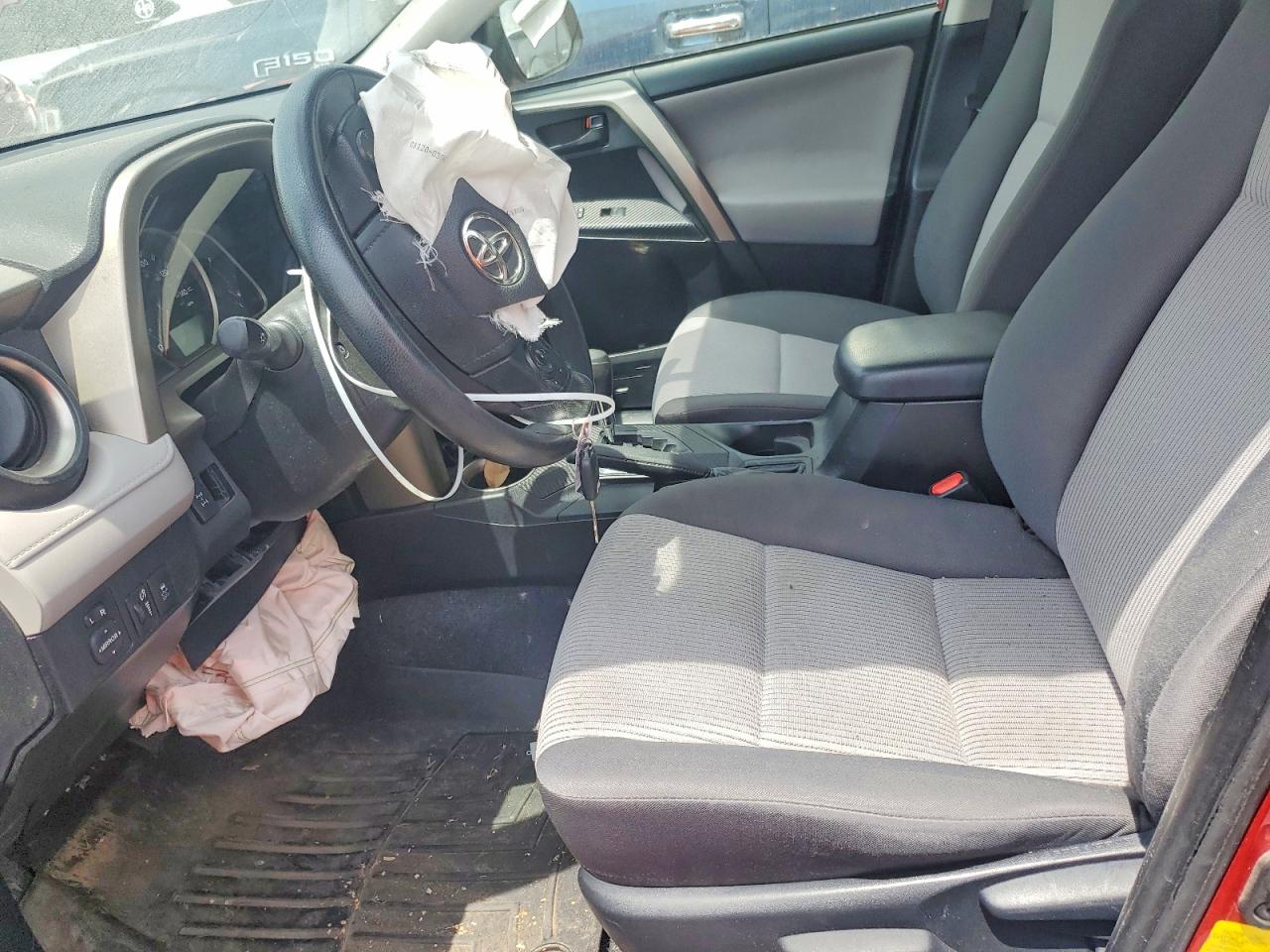2014 Toyota Rav4 Le Red vin: JTMBFREV4EJ012637