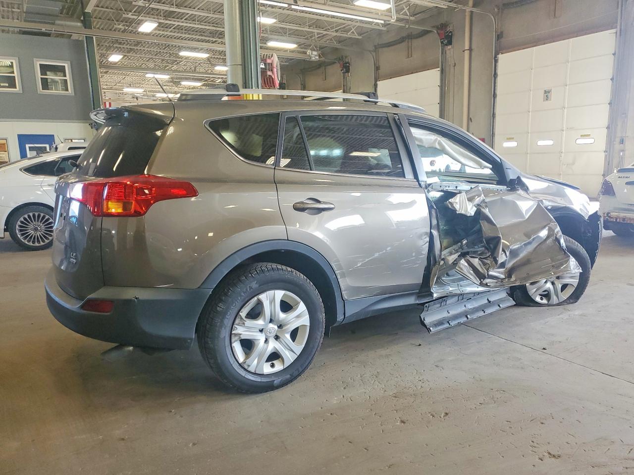 2015 Toyota Rav4 Le Tan vin: JTMBFREV4FD151845