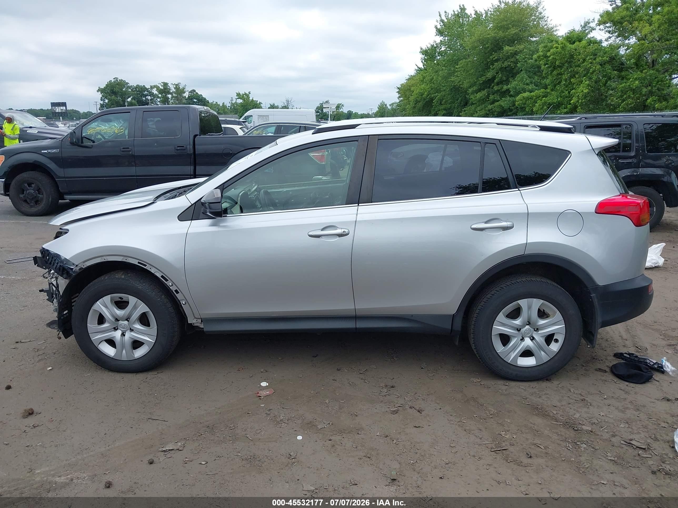 2015 Toyota Rav4 Le Gray vin: JTMBFREV4FD159766