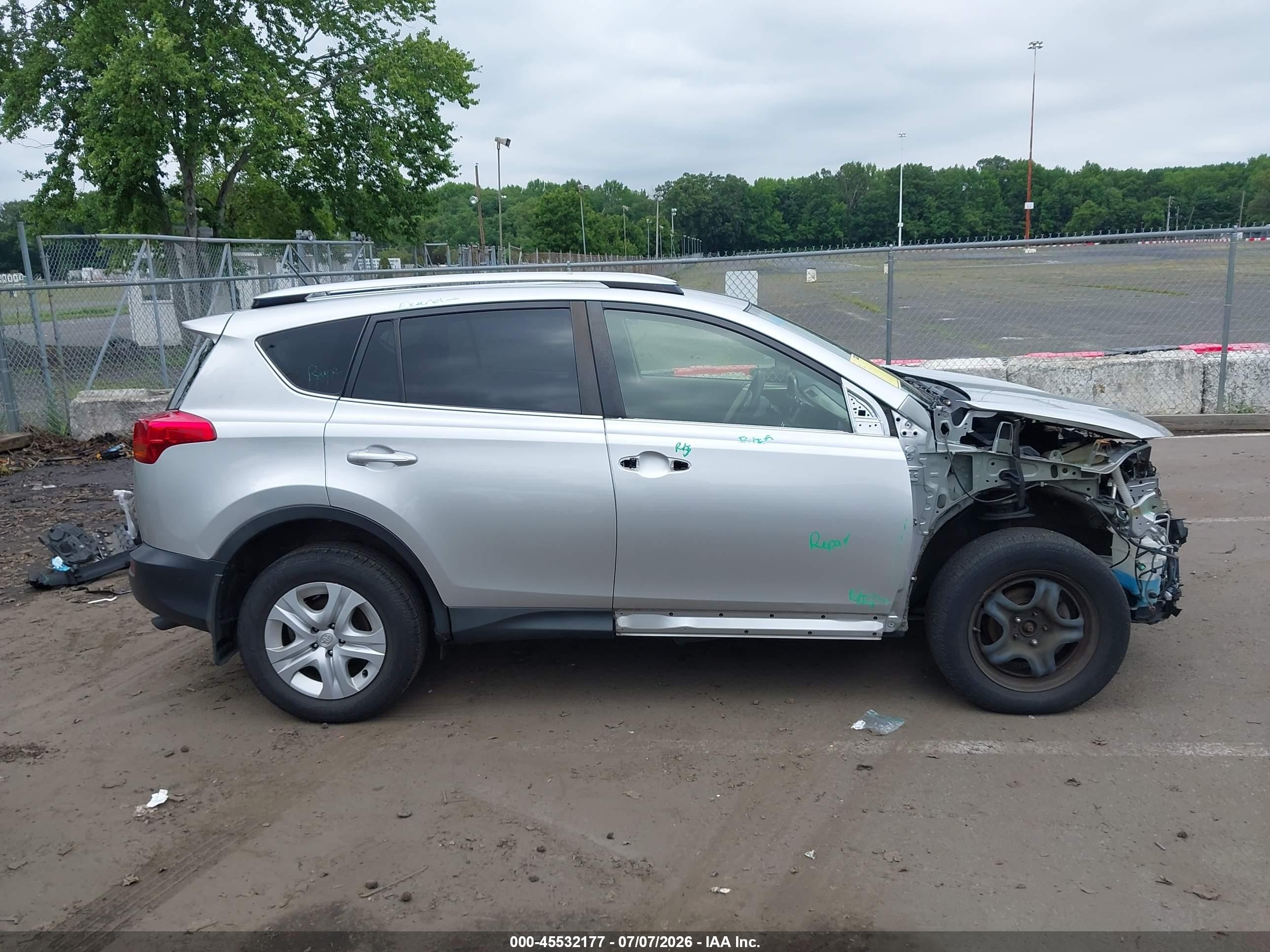 2015 Toyota Rav4 Le Gray vin: JTMBFREV4FD159766