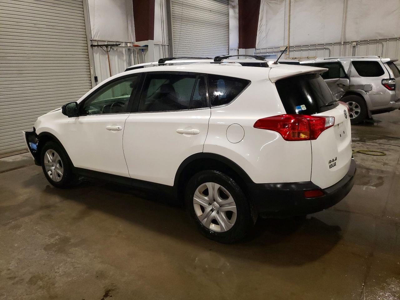 2015 Toyota Rav4 Le White vin: JTMBFREV4FD162408