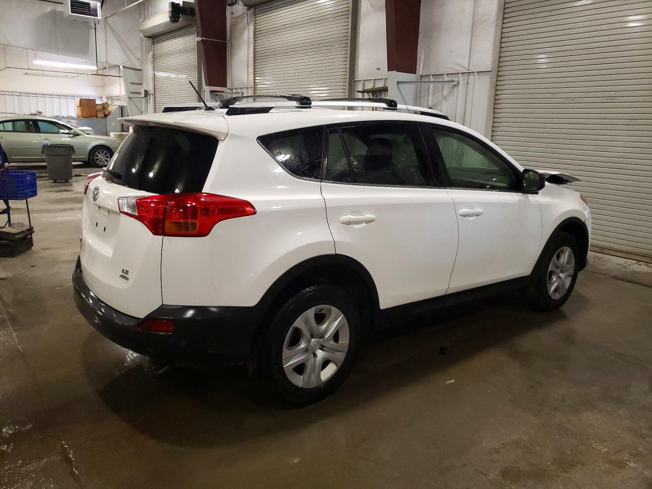2015 Toyota Rav4 Le White vin: JTMBFREV4FD162408