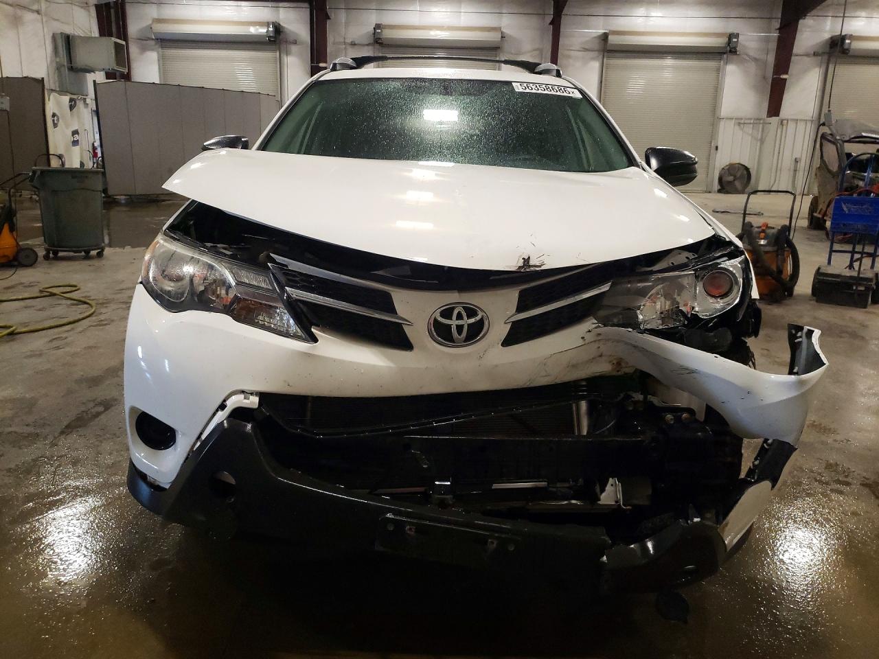 2015 Toyota Rav4 Le White vin: JTMBFREV4FD162408