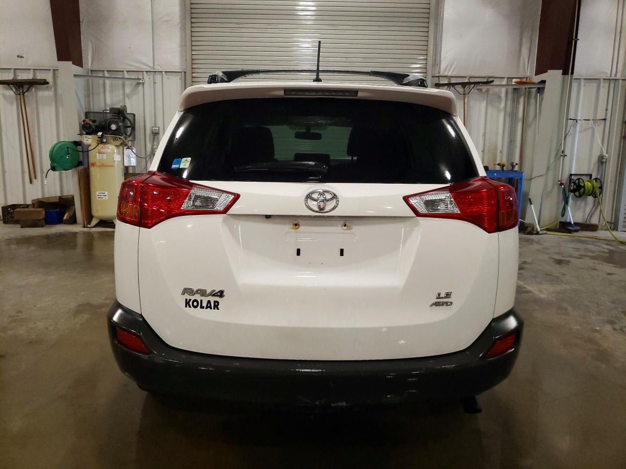 2015 Toyota Rav4 Le White vin: JTMBFREV4FD162408