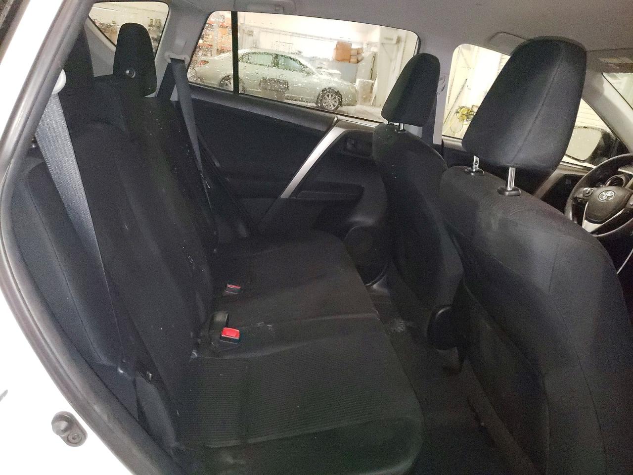2015 Toyota Rav4 Le White vin: JTMBFREV4FD162408