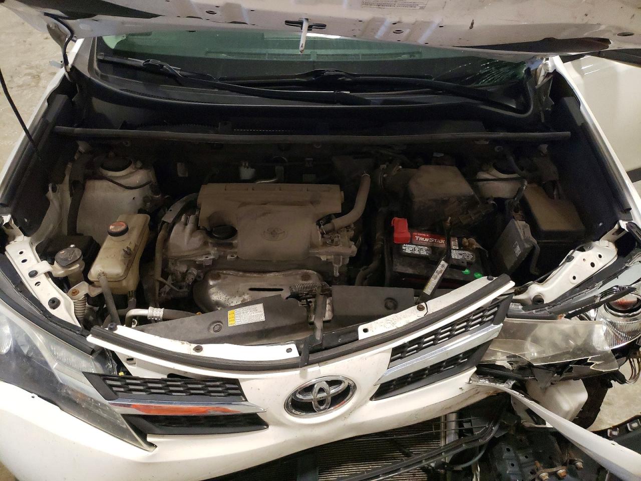2015 Toyota Rav4 Le White vin: JTMBFREV4FD162408