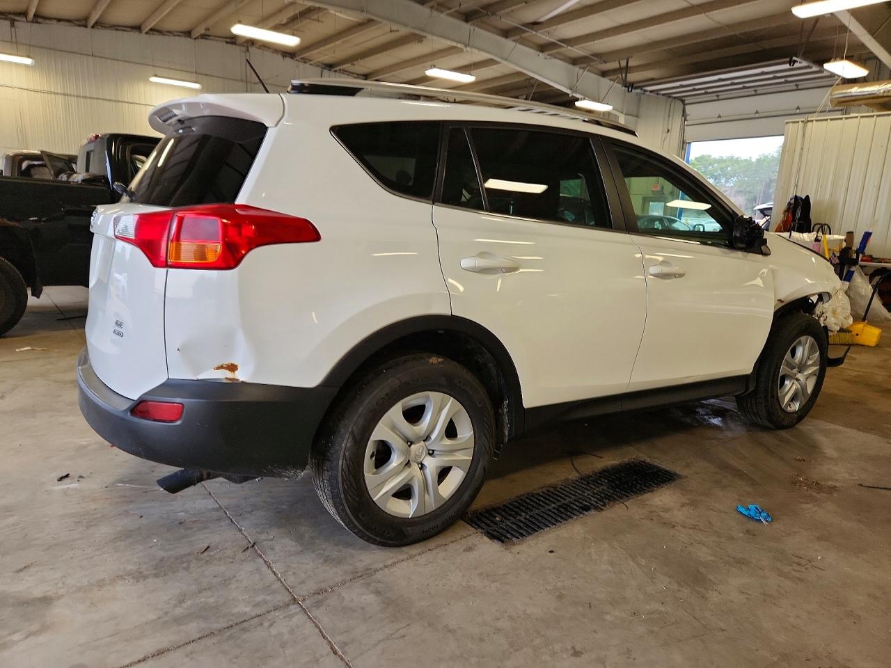 2015 Toyota Rav4 Le Белый vin: JTMBFREV4FD174428