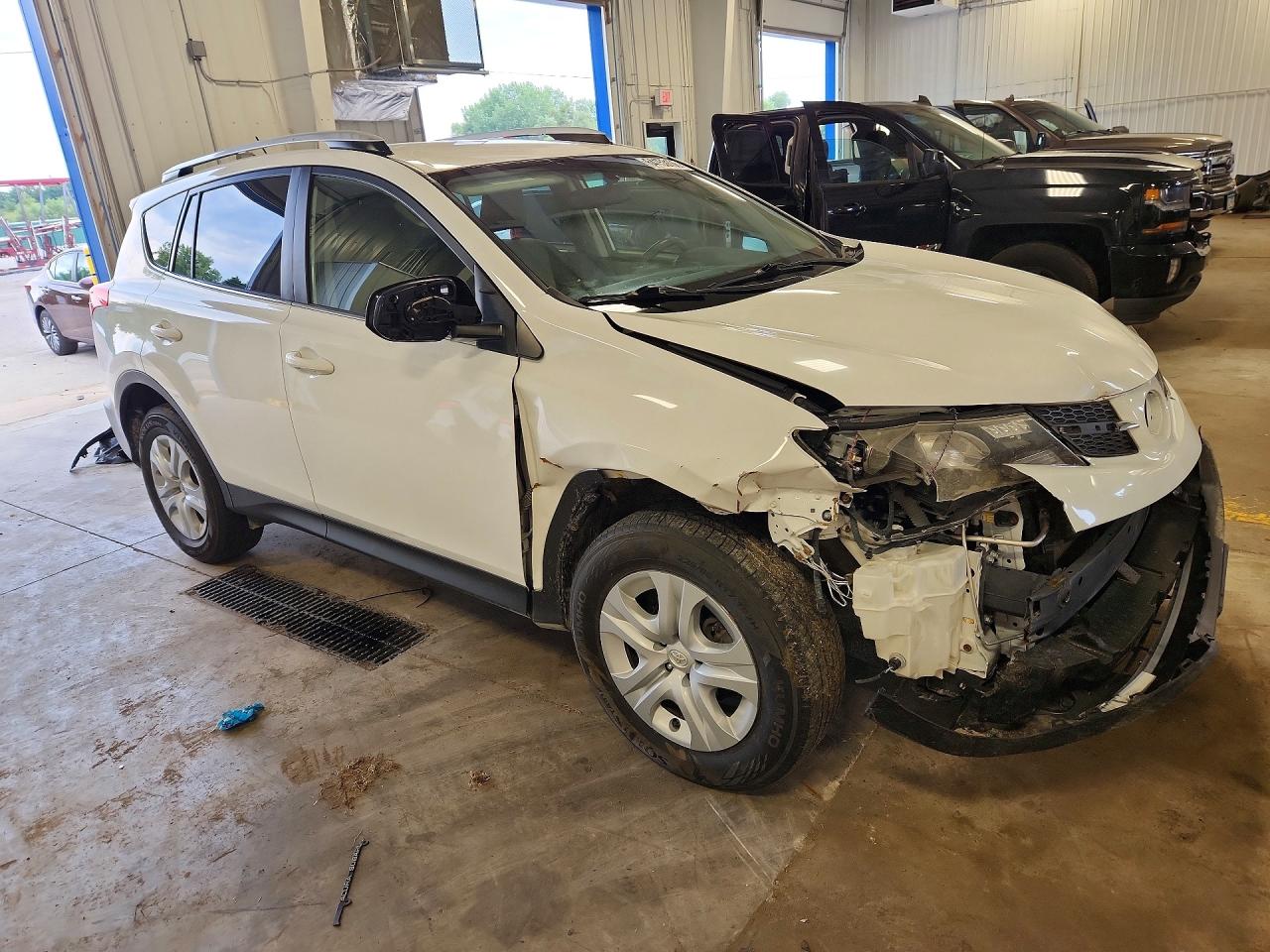 2015 Toyota Rav4 Le Белый vin: JTMBFREV4FD174428