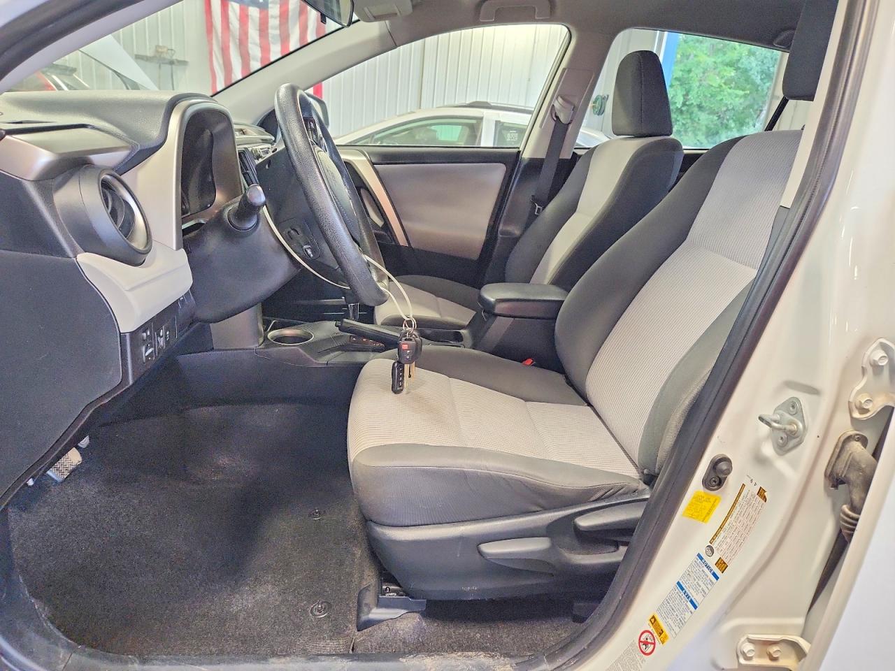 2015 Toyota Rav4 Le Белый vin: JTMBFREV4FD174428