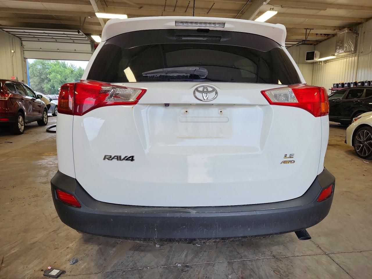 2015 Toyota Rav4 Le Белый vin: JTMBFREV4FD174428