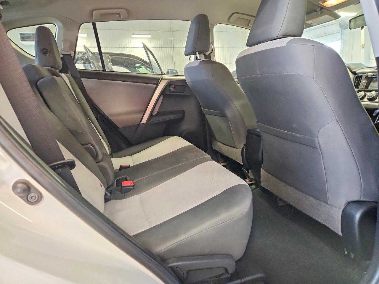 2015 Toyota Rav4 Le Белый vin: JTMBFREV4FD174428