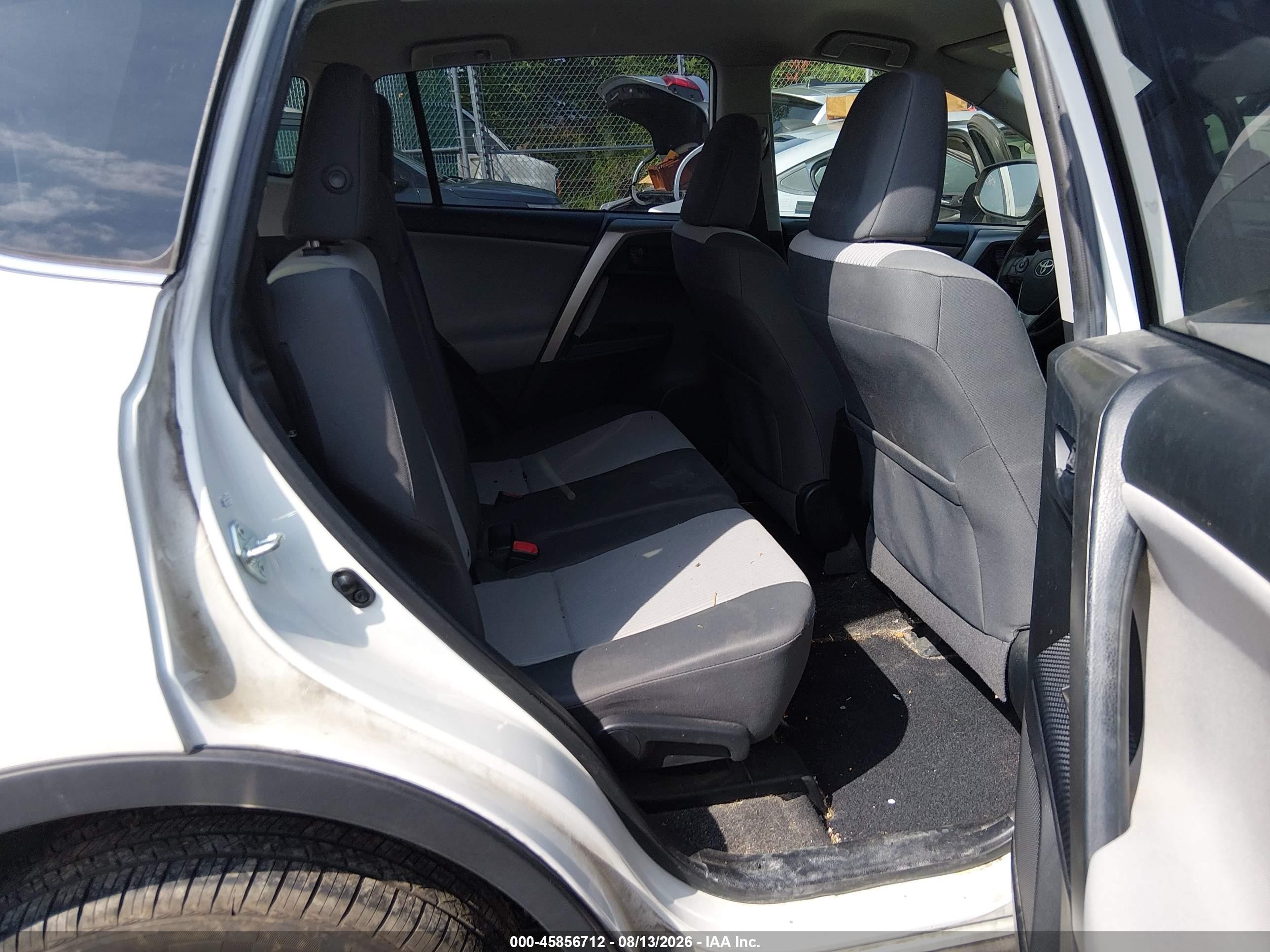 2015 Toyota Rav4 Le White vin: JTMBFREV4FJ047387