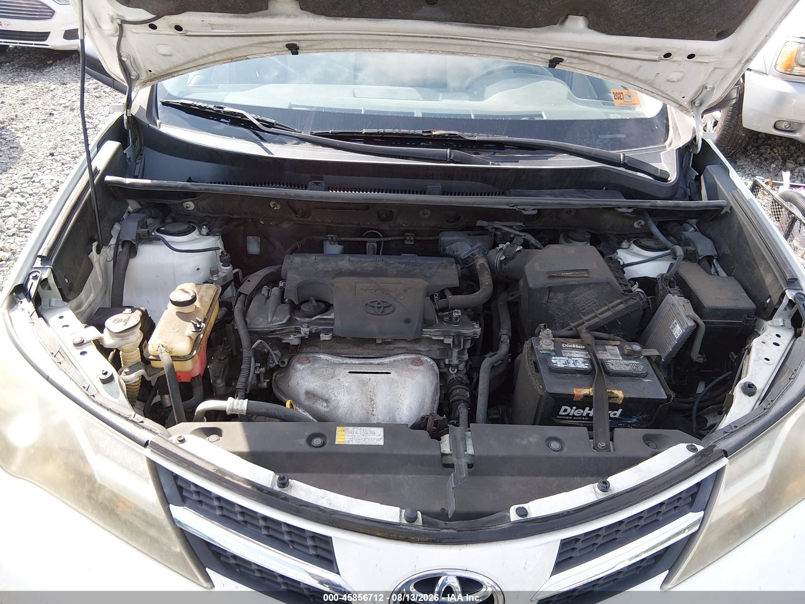 2015 Toyota Rav4 Le White vin: JTMBFREV4FJ047387