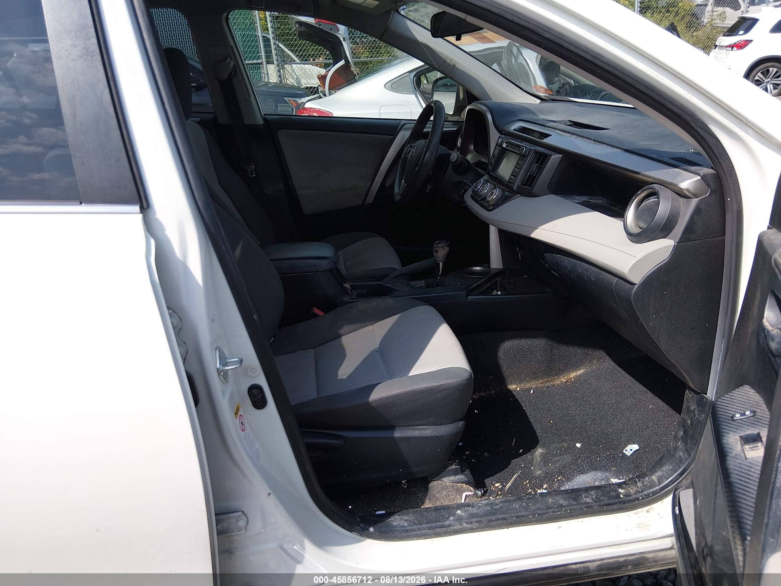 2015 Toyota Rav4 Le White vin: JTMBFREV4FJ047387