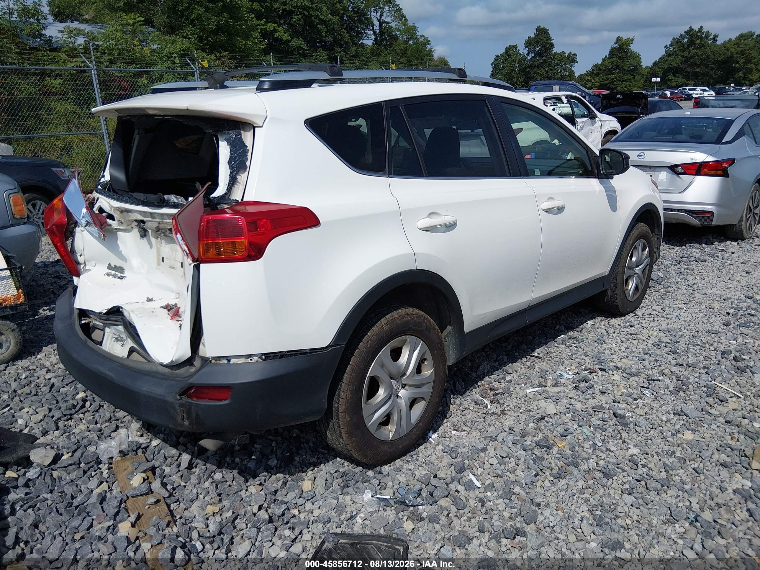 2015 Toyota Rav4 Le White vin: JTMBFREV4FJ047387