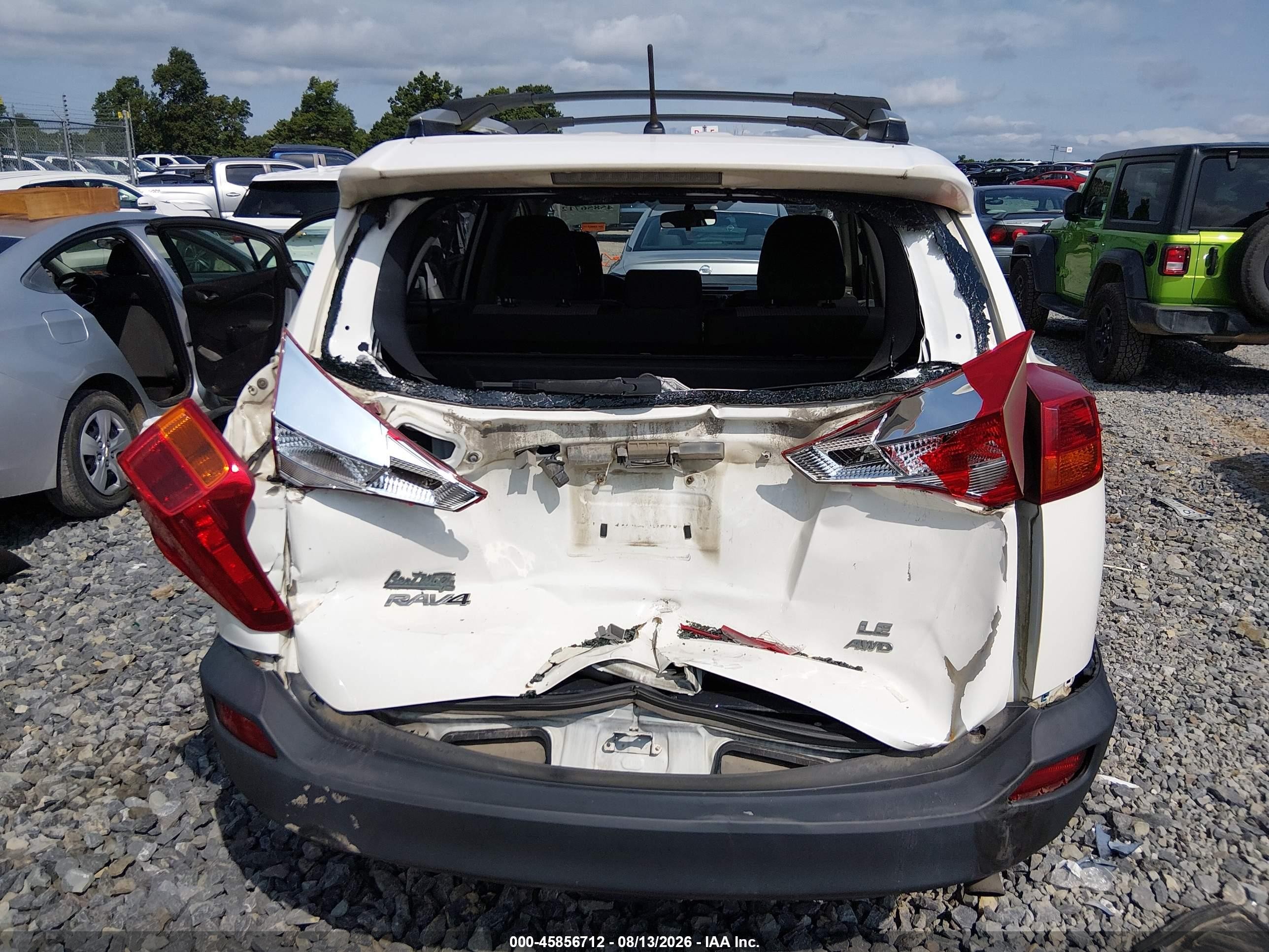 2015 Toyota Rav4 Le White vin: JTMBFREV4FJ047387