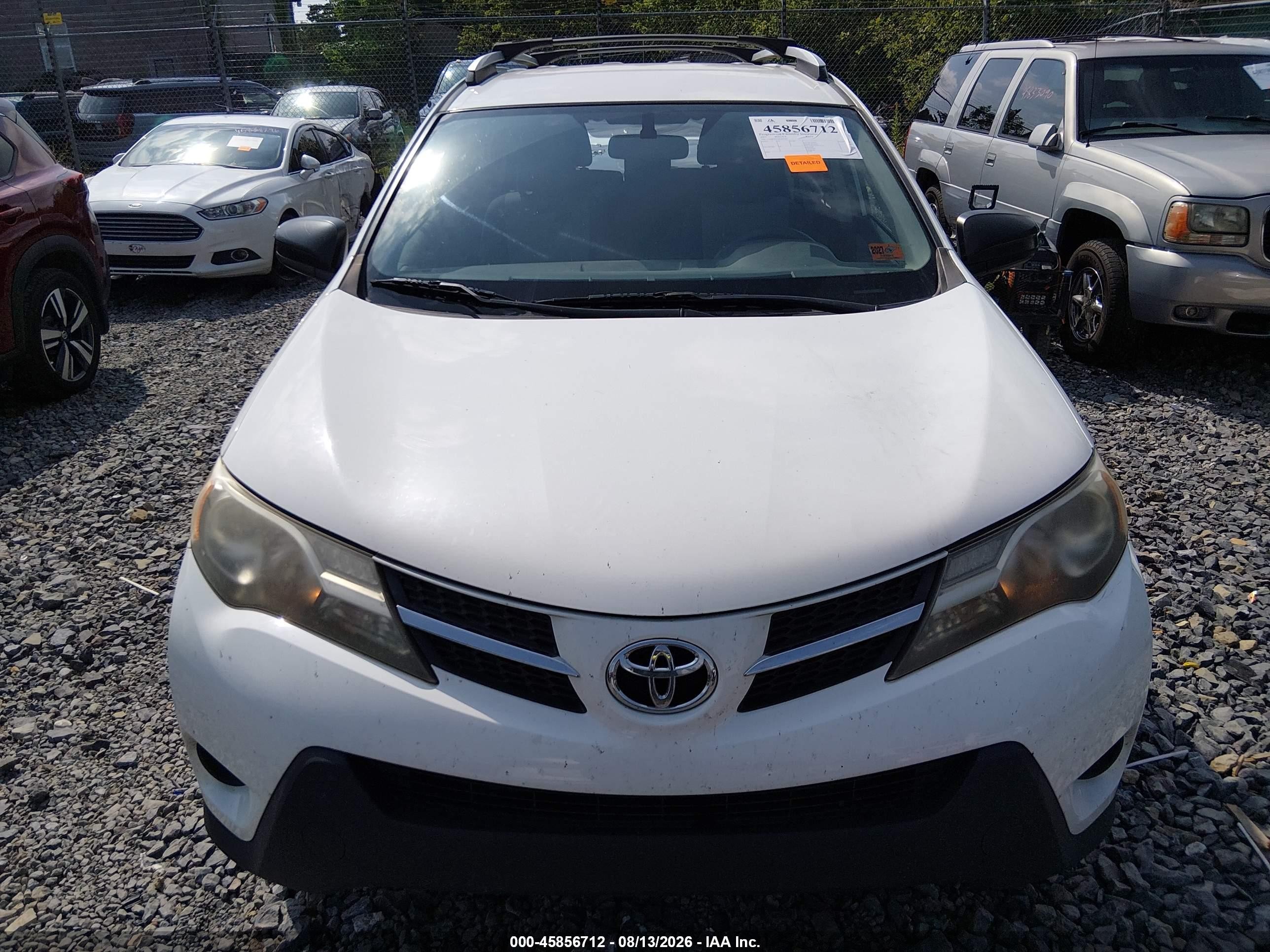2015 Toyota Rav4 Le White vin: JTMBFREV4FJ047387