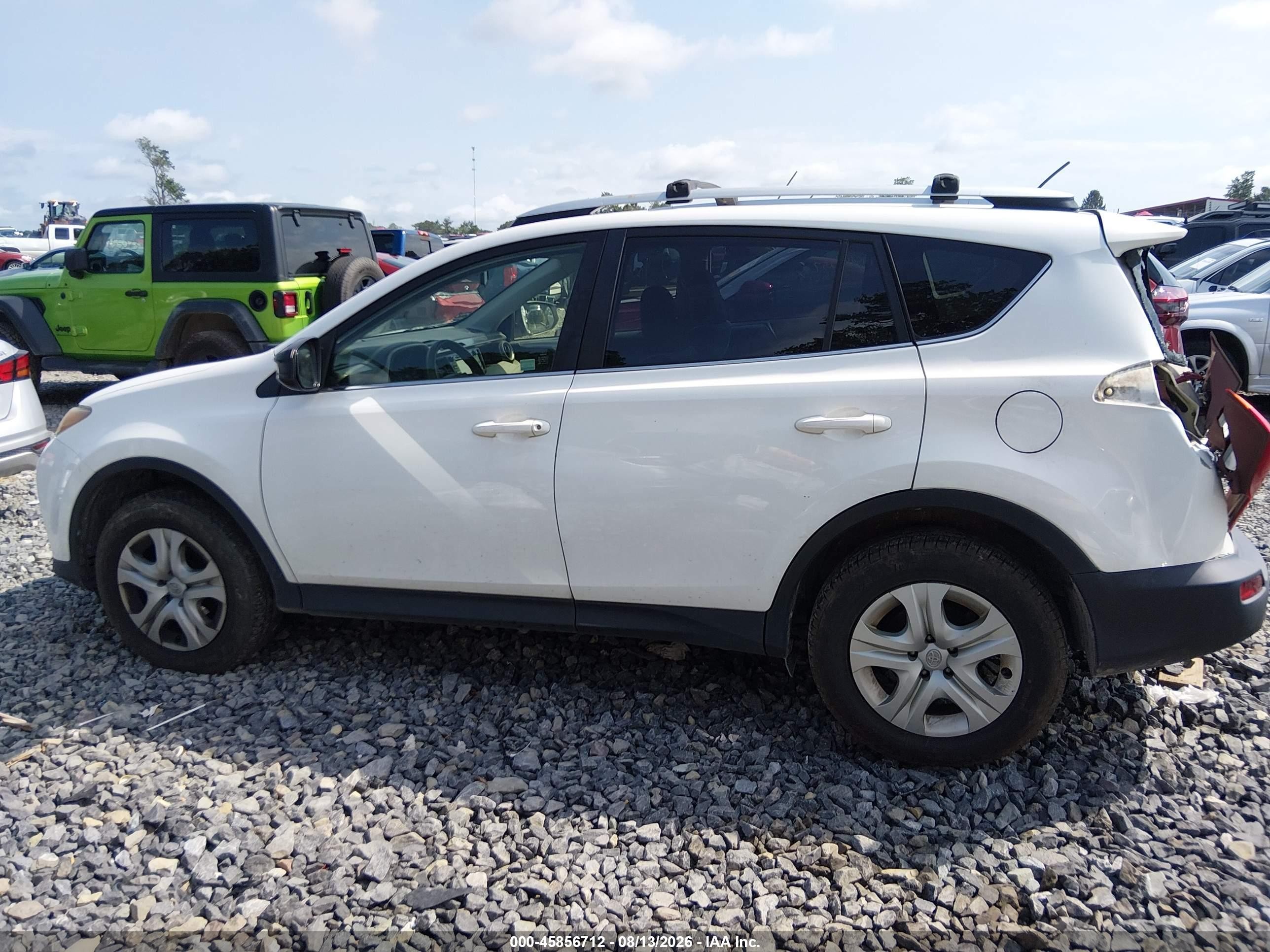 2015 Toyota Rav4 Le White vin: JTMBFREV4FJ047387