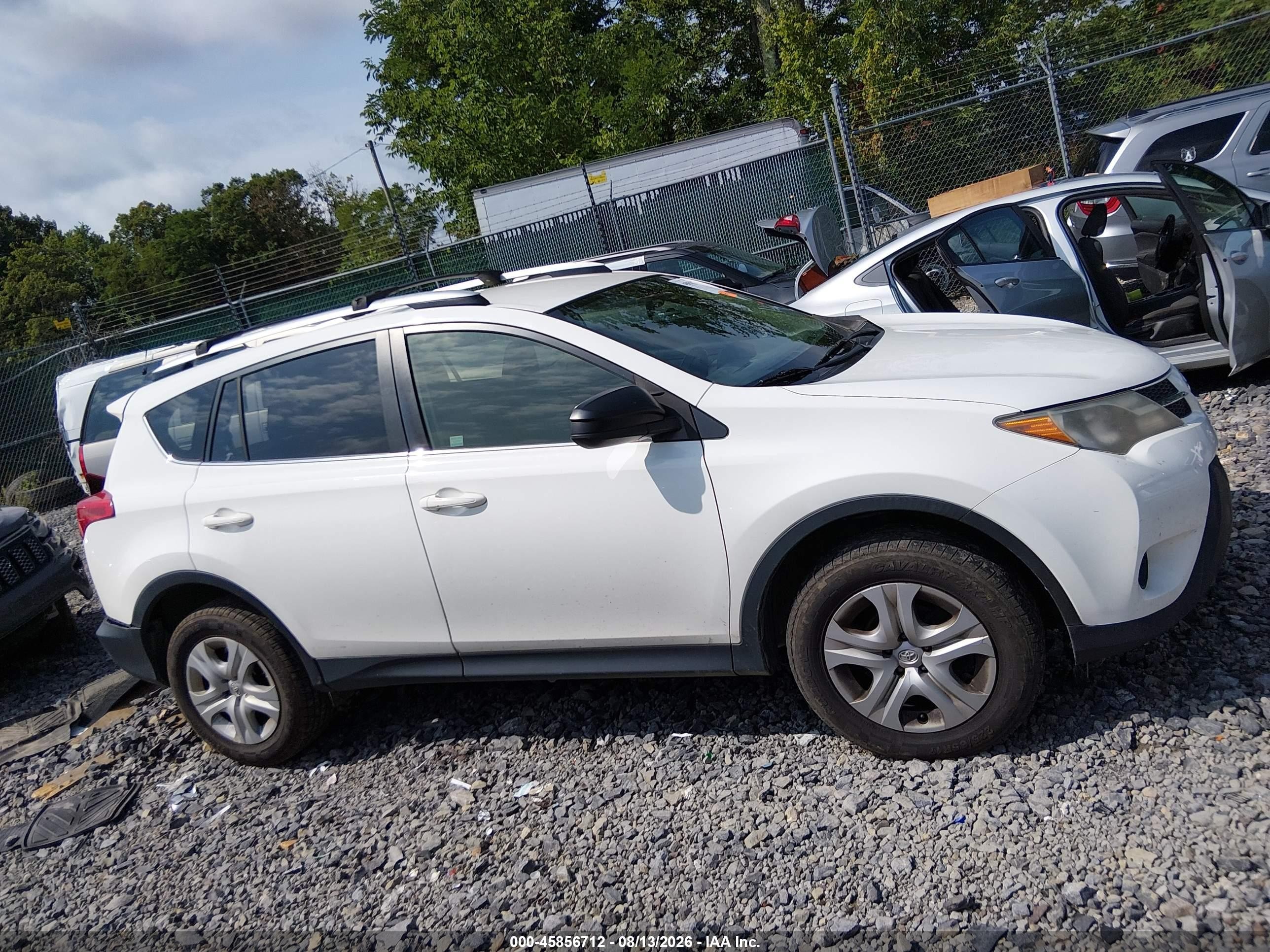 2015 Toyota Rav4 Le White vin: JTMBFREV4FJ047387