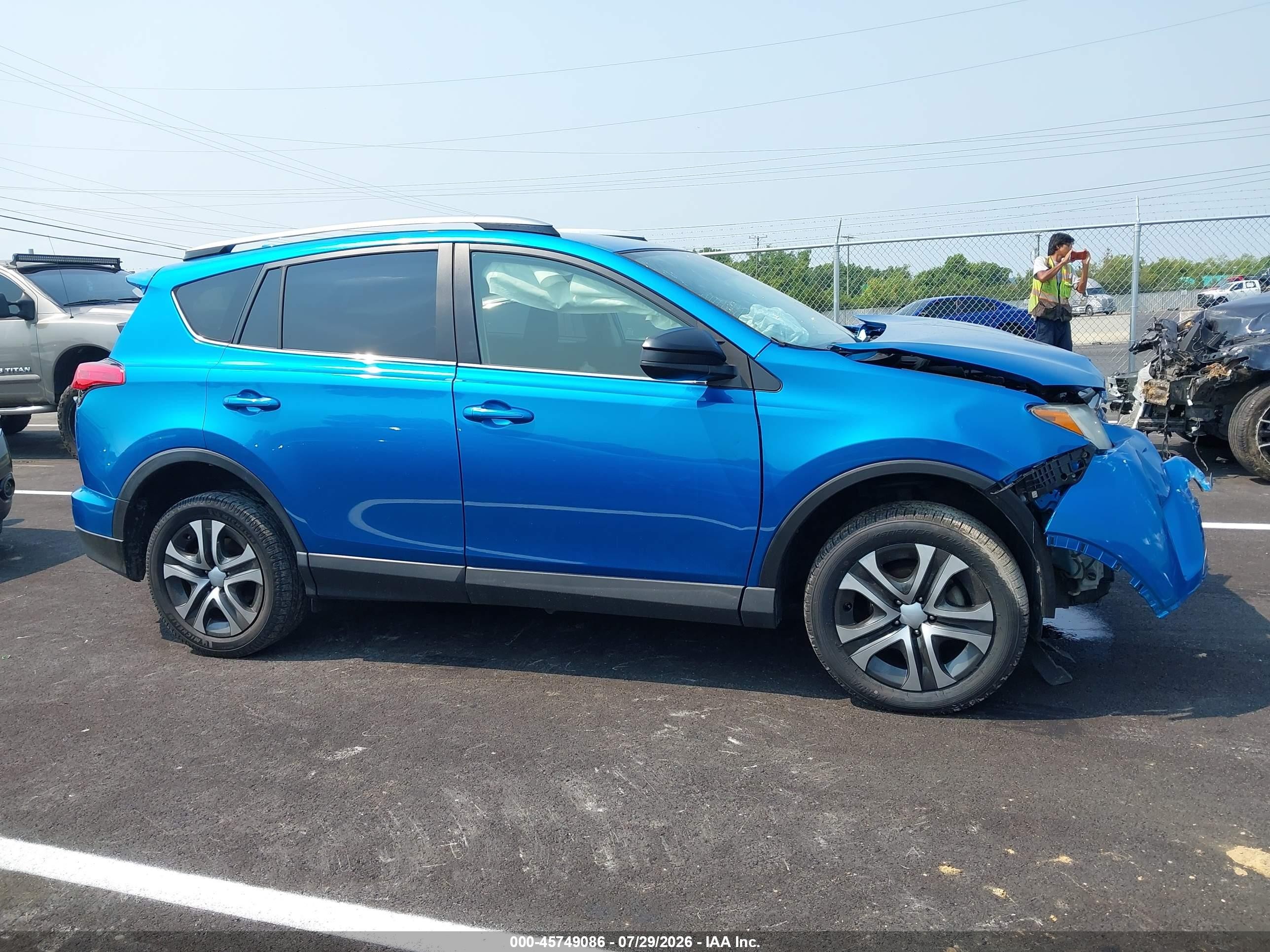 2017 Toyota Rav4 Le Blue vin: JTMBFREV4HJ131809
