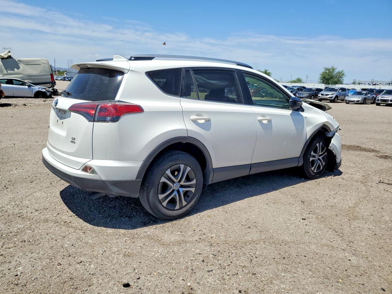 2018 Toyota Rav4 Le Белый vin: JTMBFREV4JJ740470