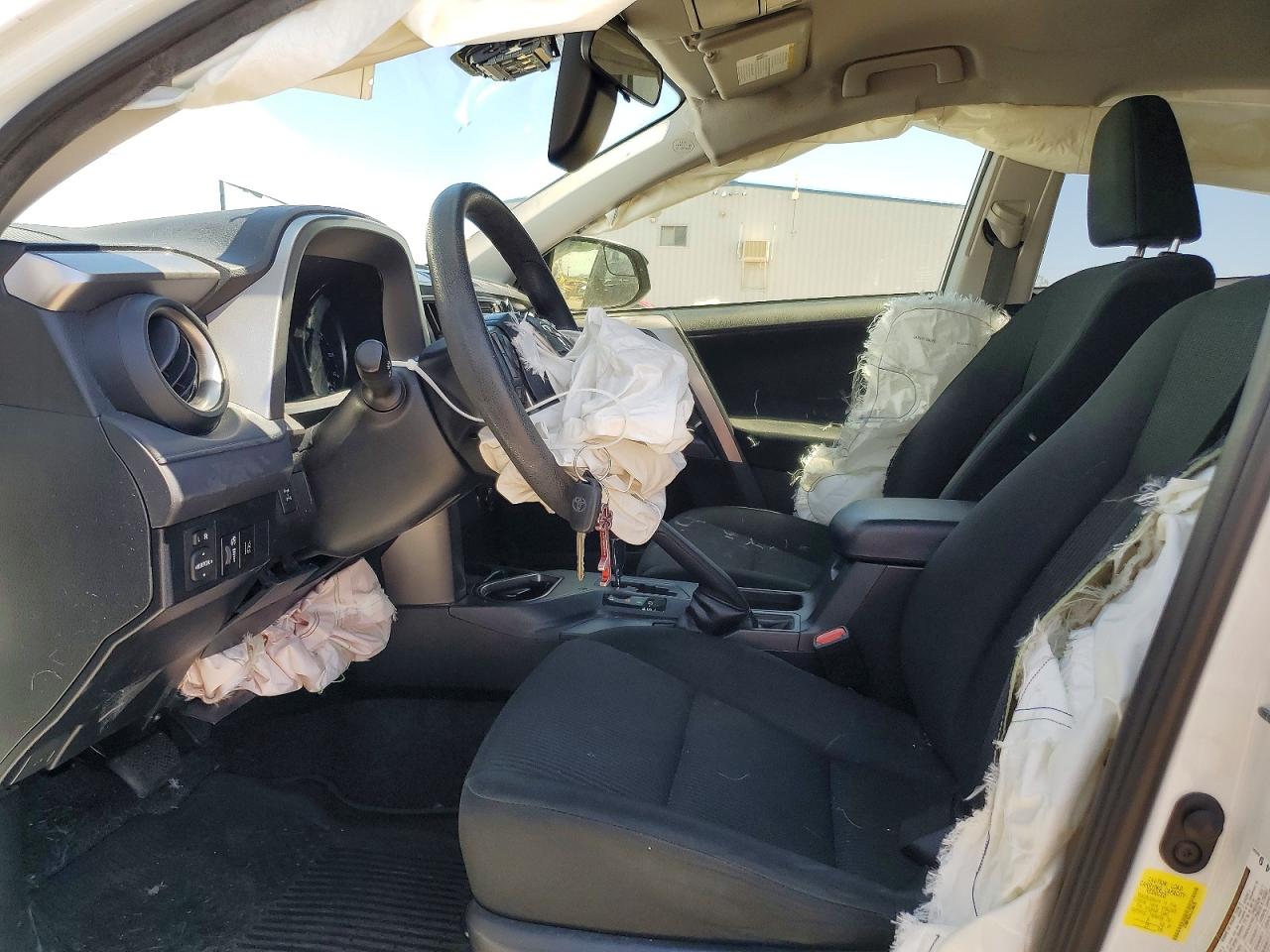 2018 Toyota Rav4 Le Белый vin: JTMBFREV4JJ740470