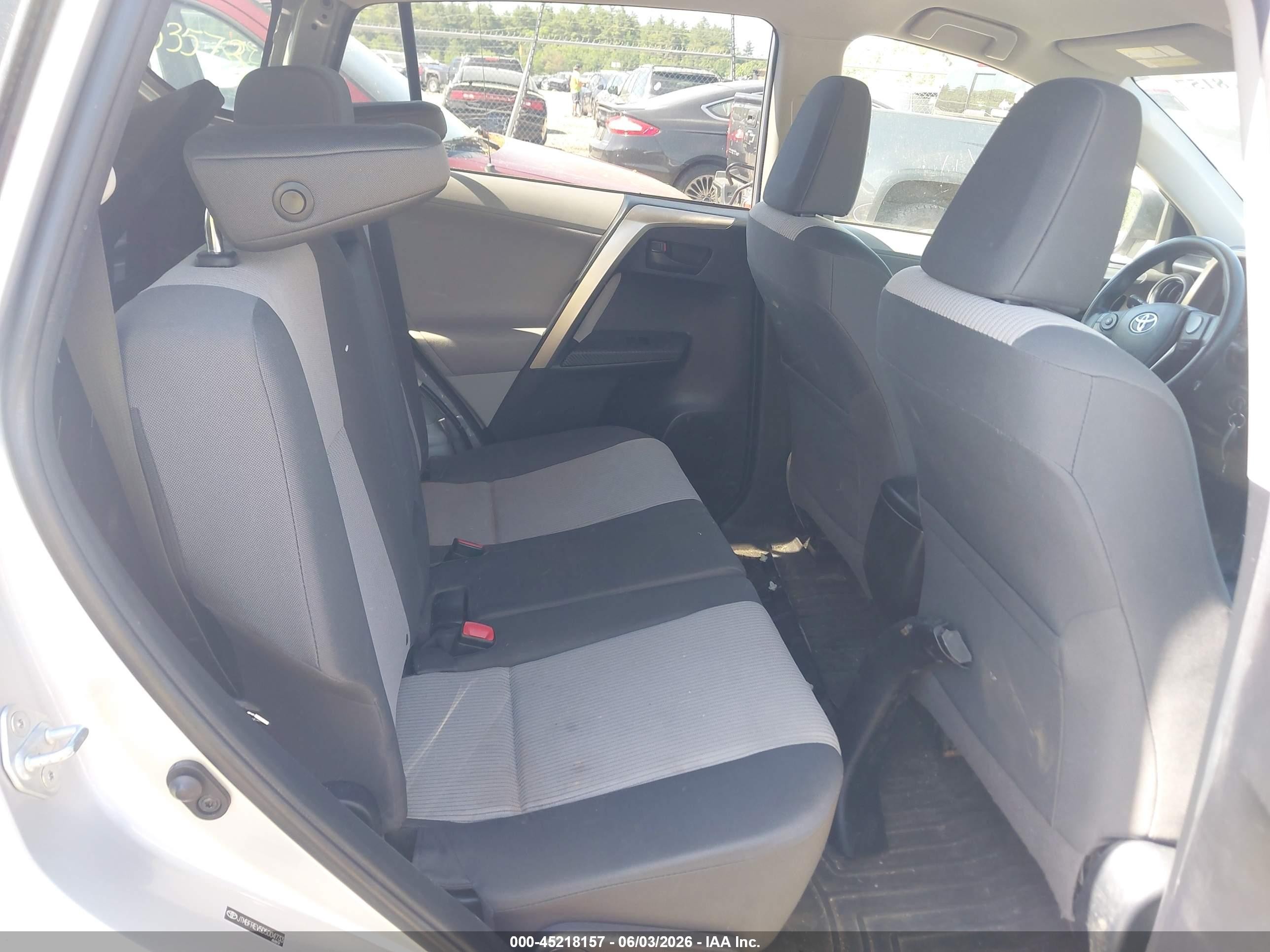 2013 Toyota Rav4 Le Silver vin: JTMBFREV5D5004733