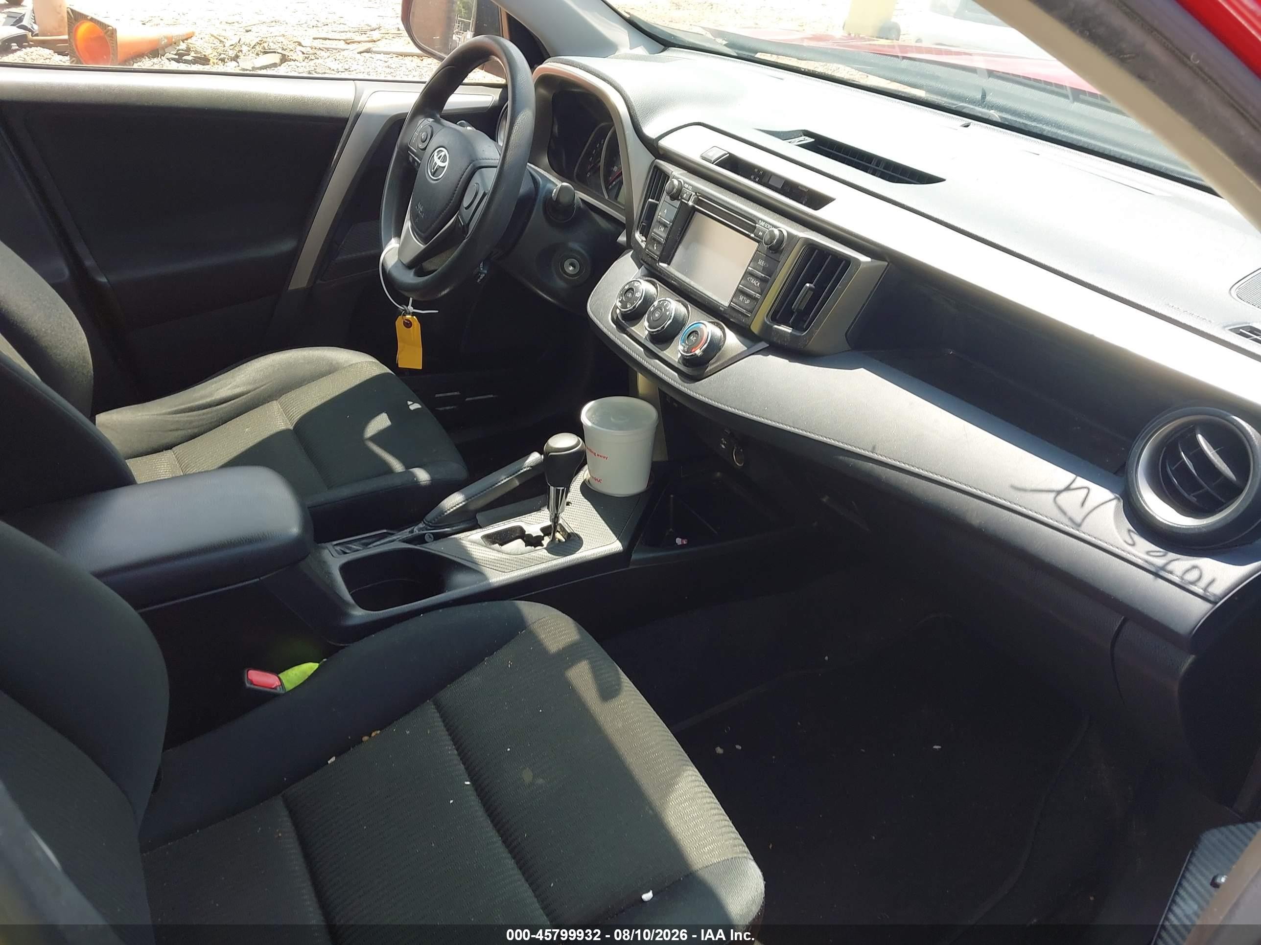 2015 Toyota Rav4 Le Red vin: JTMBFREV5FD110477