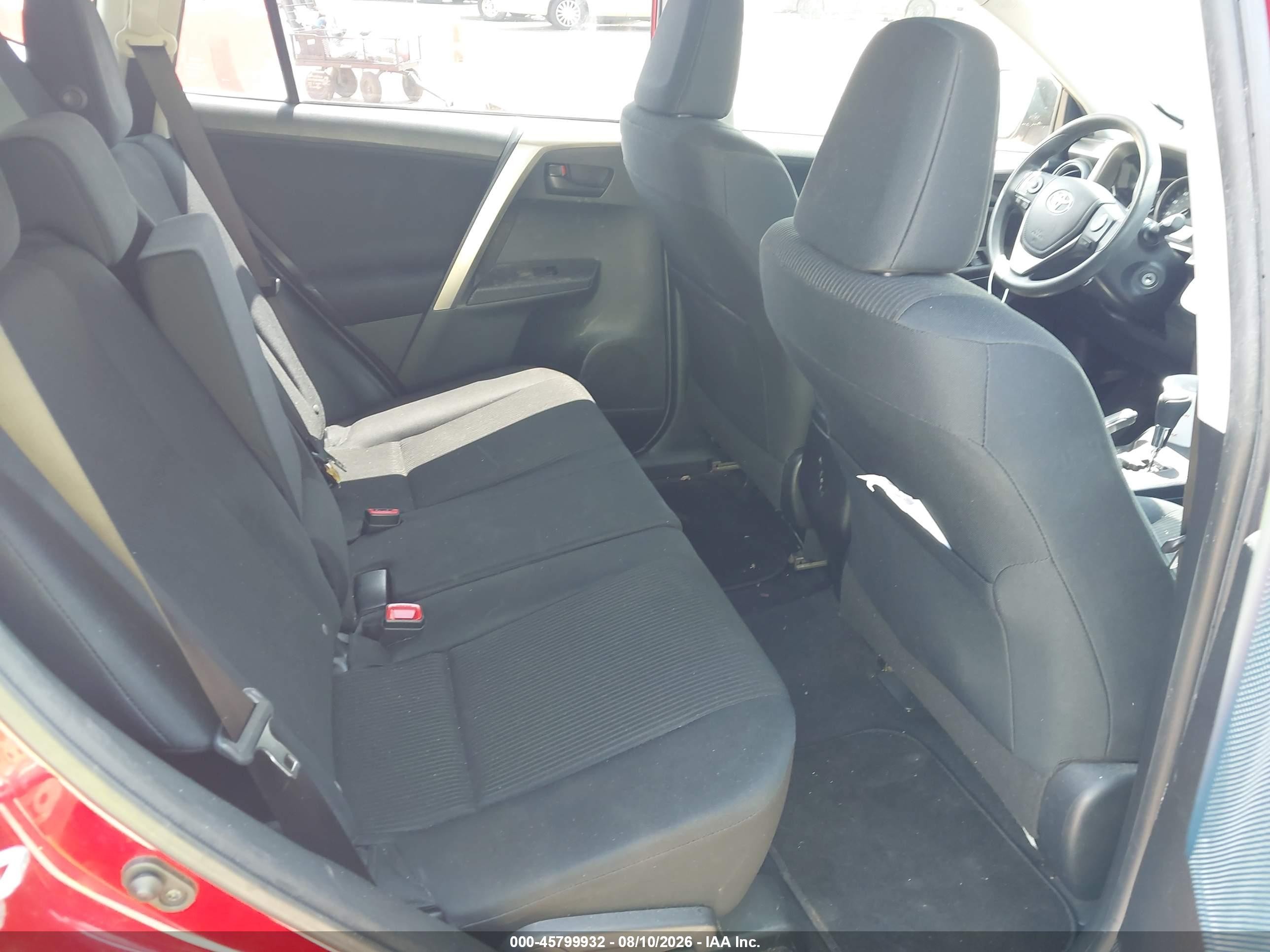 2015 Toyota Rav4 Le Red vin: JTMBFREV5FD110477