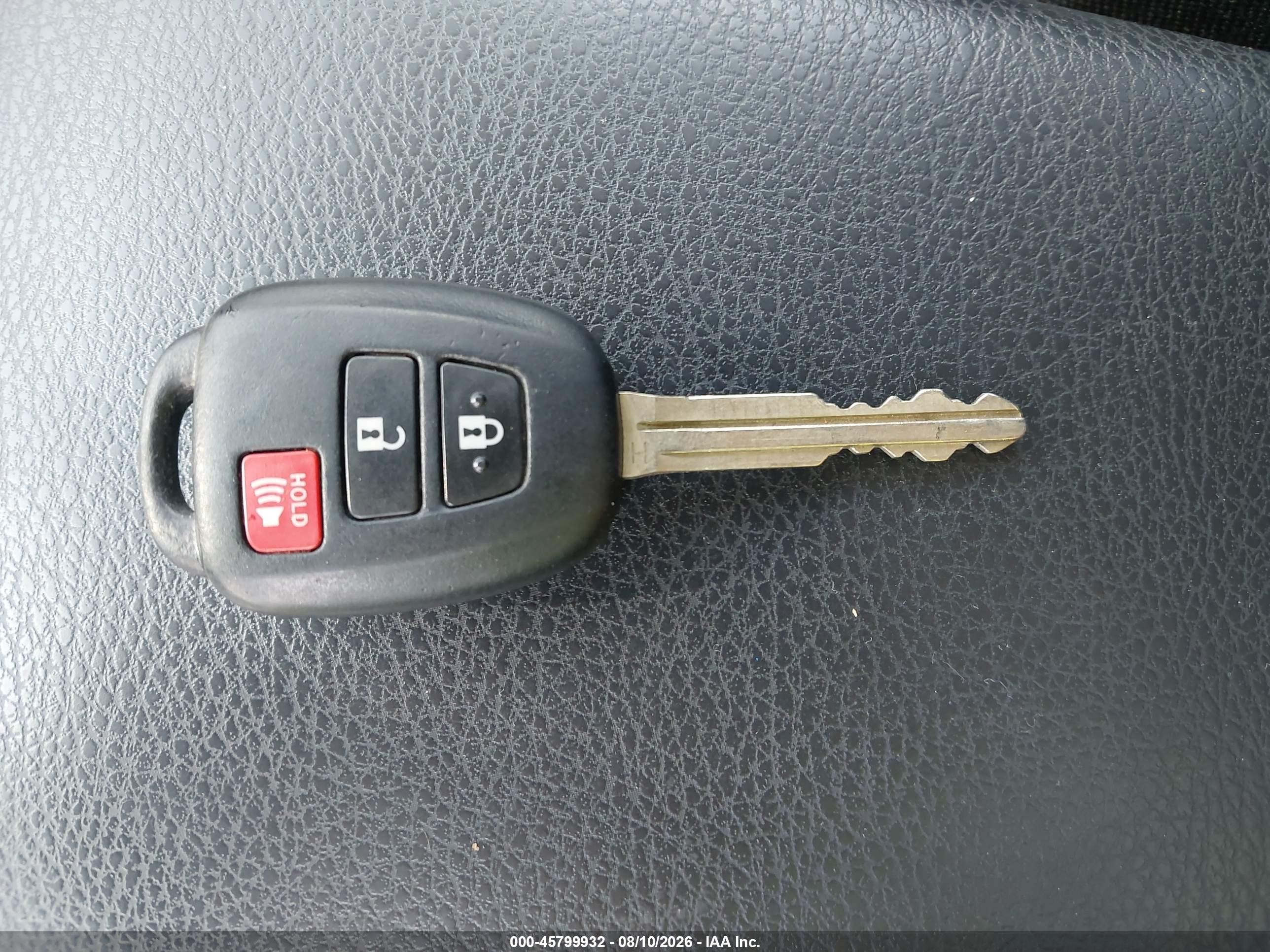 2015 Toyota Rav4 Le Red vin: JTMBFREV5FD110477