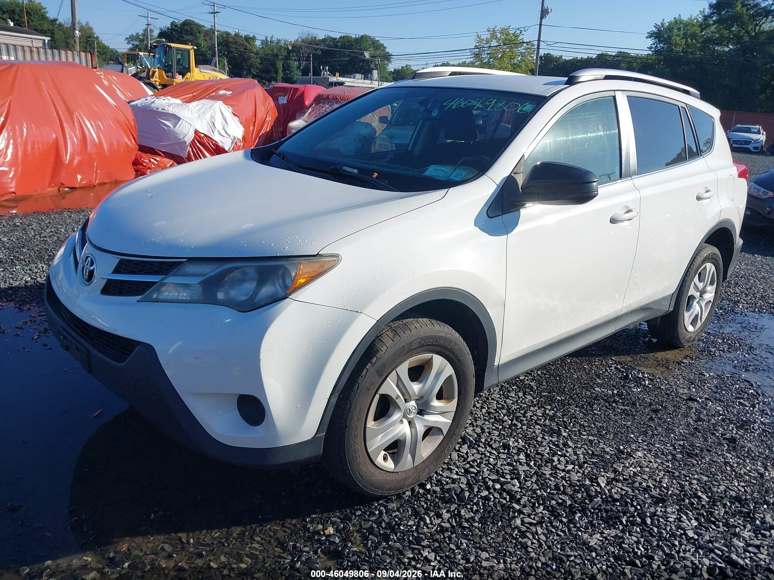 2015 Toyota Rav4 Le White vin: JTMBFREV5FD156214