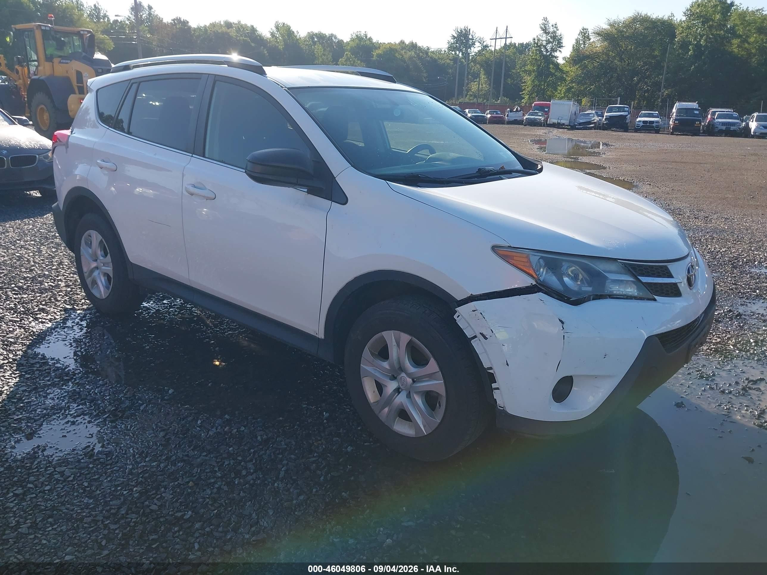 2015 Toyota Rav4 Le White vin: JTMBFREV5FD156214