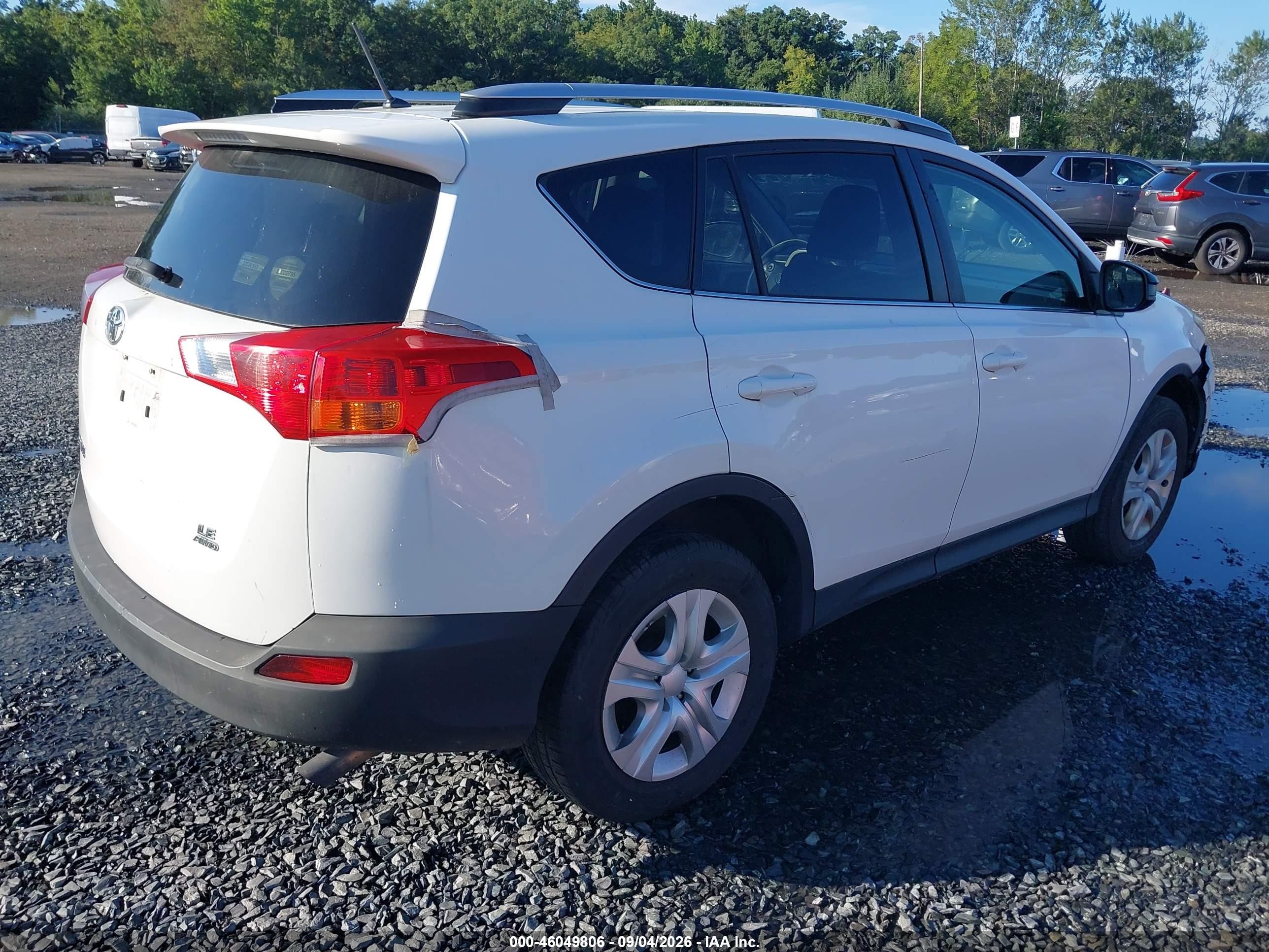 2015 Toyota Rav4 Le White vin: JTMBFREV5FD156214