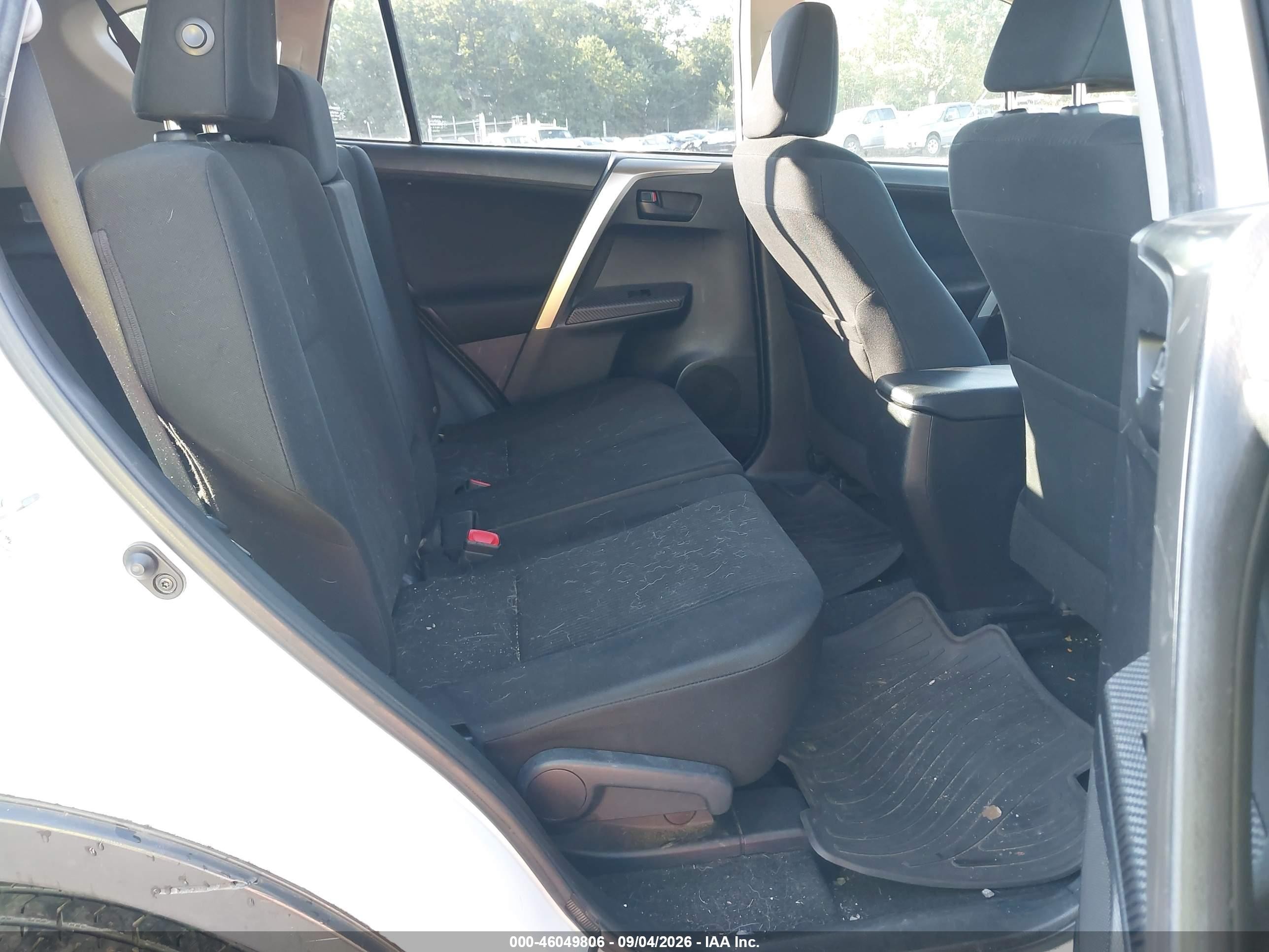 2015 Toyota Rav4 Le White vin: JTMBFREV5FD156214