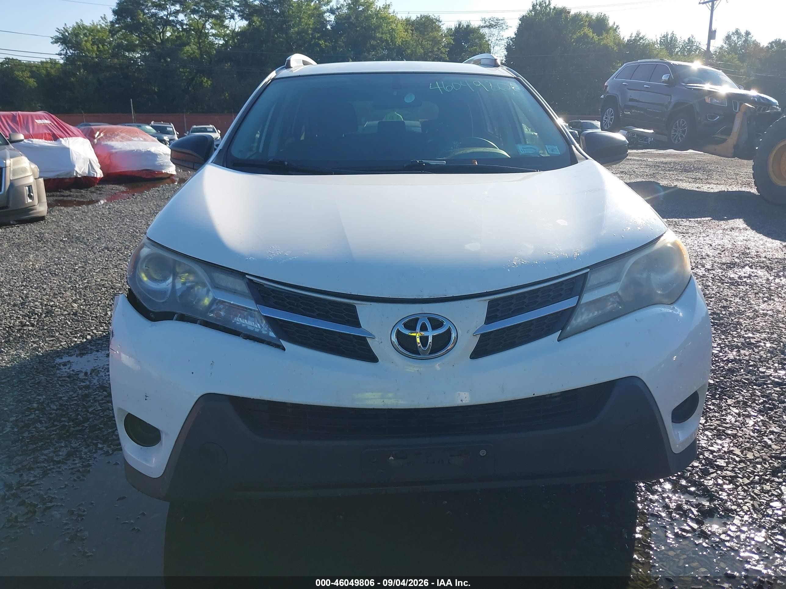 2015 Toyota Rav4 Le White vin: JTMBFREV5FD156214