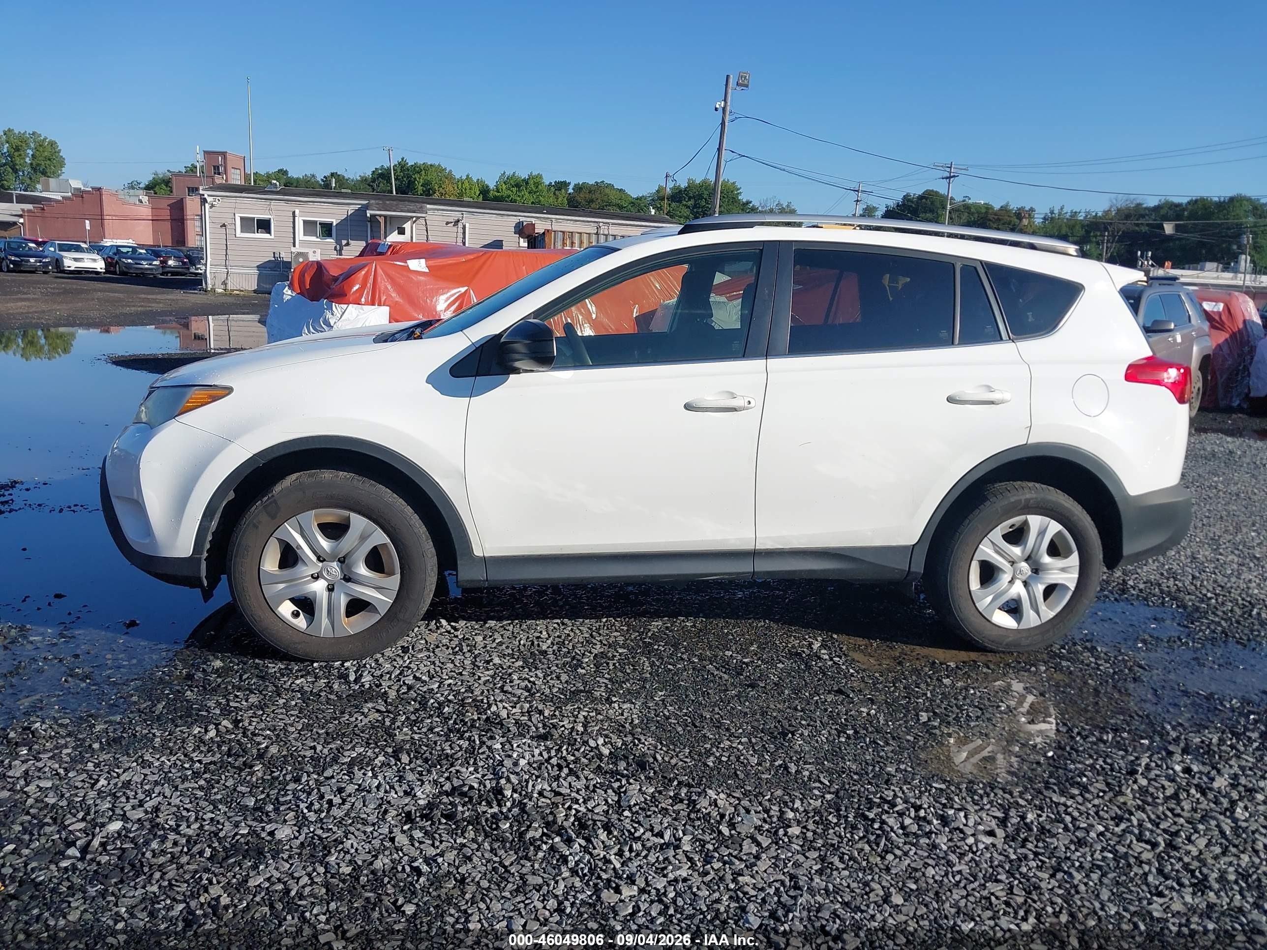 2015 Toyota Rav4 Le White vin: JTMBFREV5FD156214