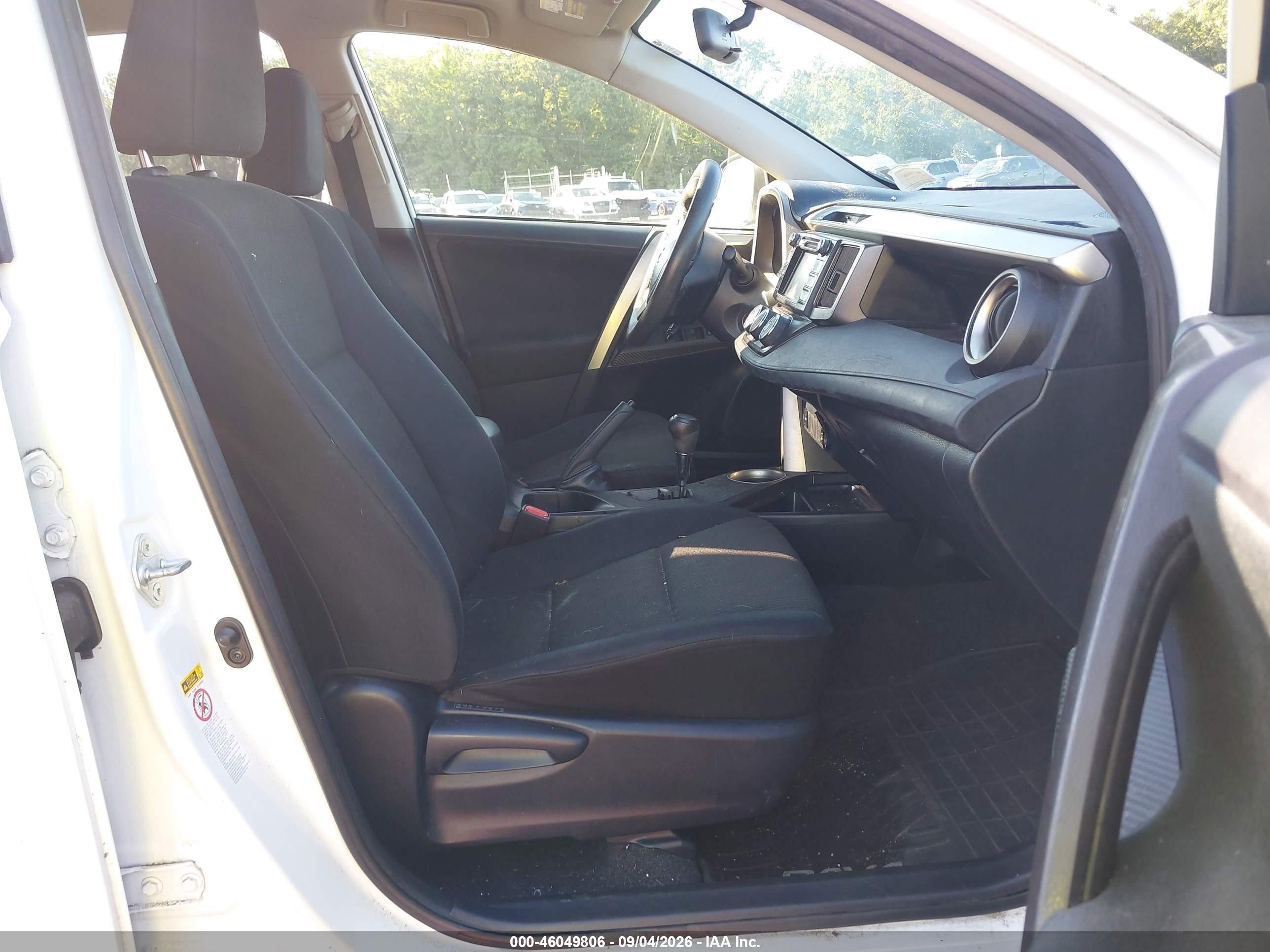2015 Toyota Rav4 Le White vin: JTMBFREV5FD156214
