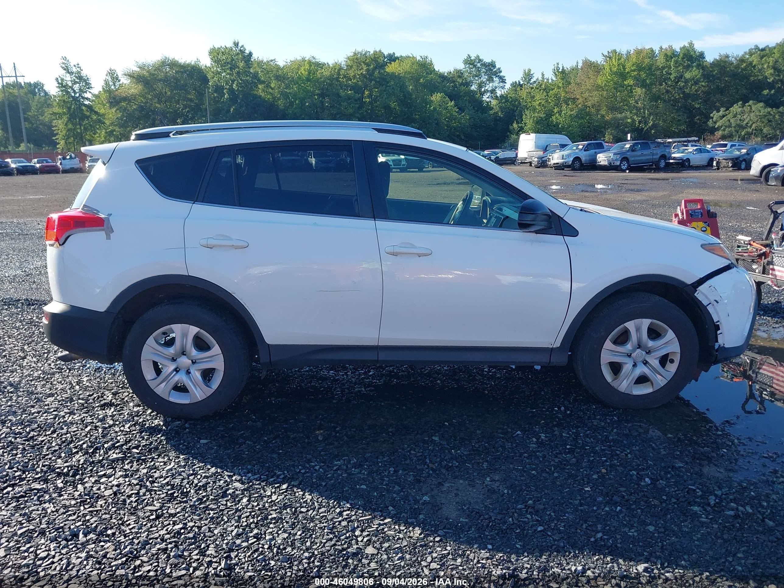 2015 Toyota Rav4 Le White vin: JTMBFREV5FD156214