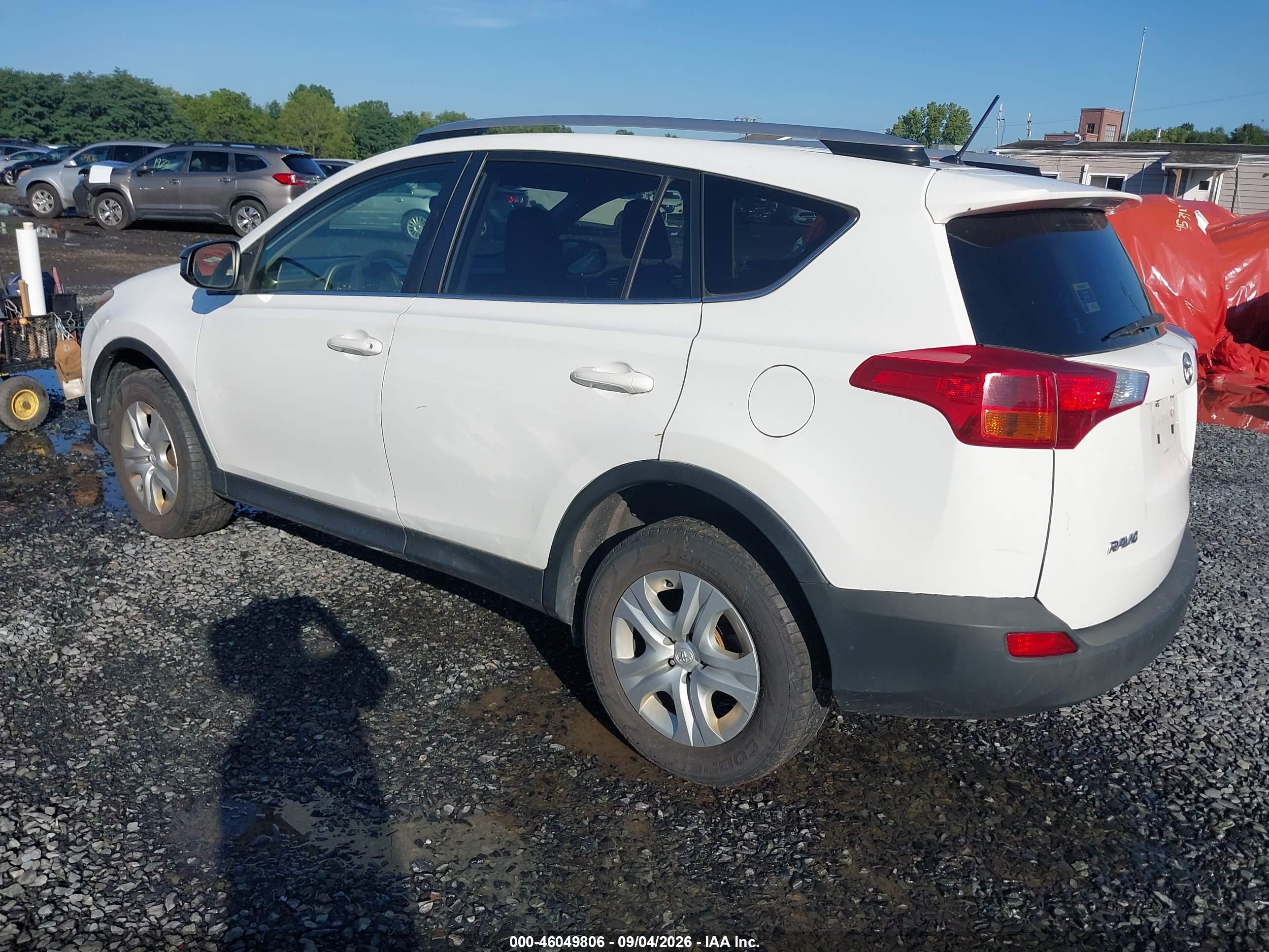 2015 Toyota Rav4 Le White vin: JTMBFREV5FD156214