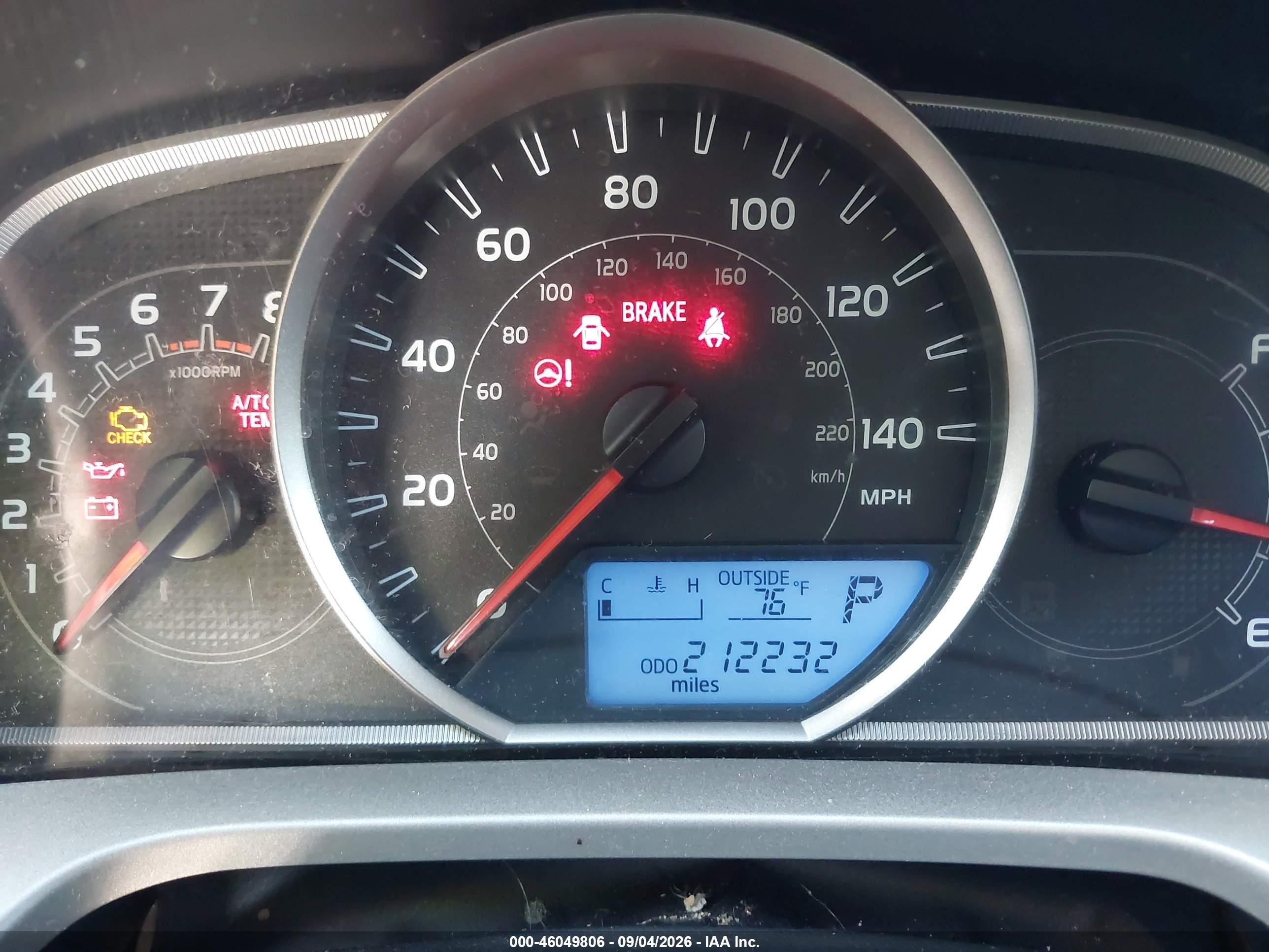2015 Toyota Rav4 Le White vin: JTMBFREV5FD156214