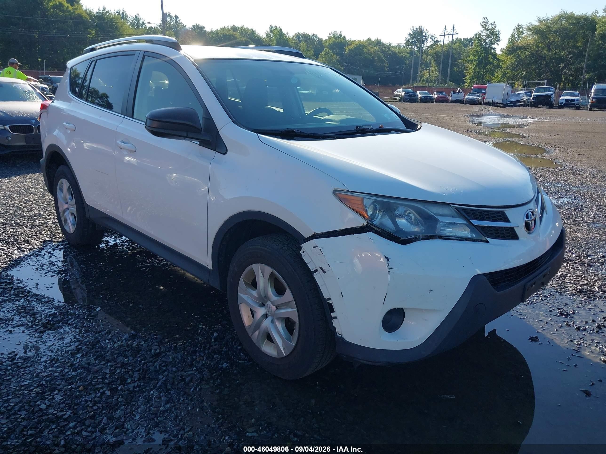 2015 Toyota Rav4 Le White vin: JTMBFREV5FD156214